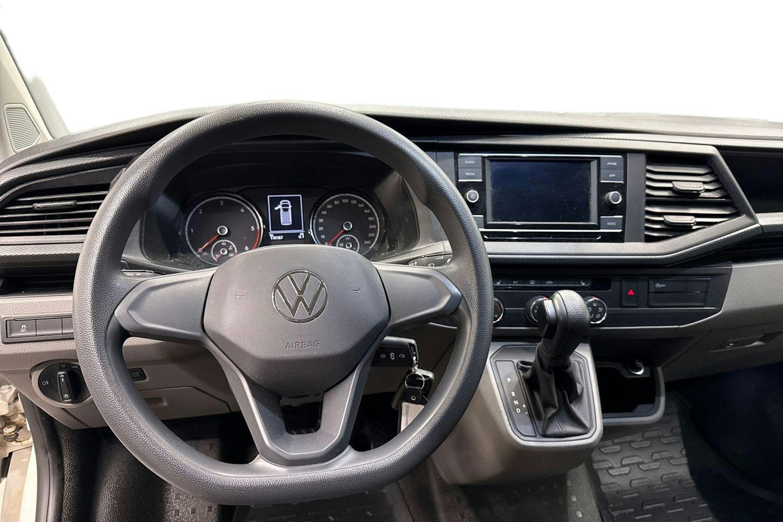 valkoinen Volkswagen Transporter 2021 kuva 9.