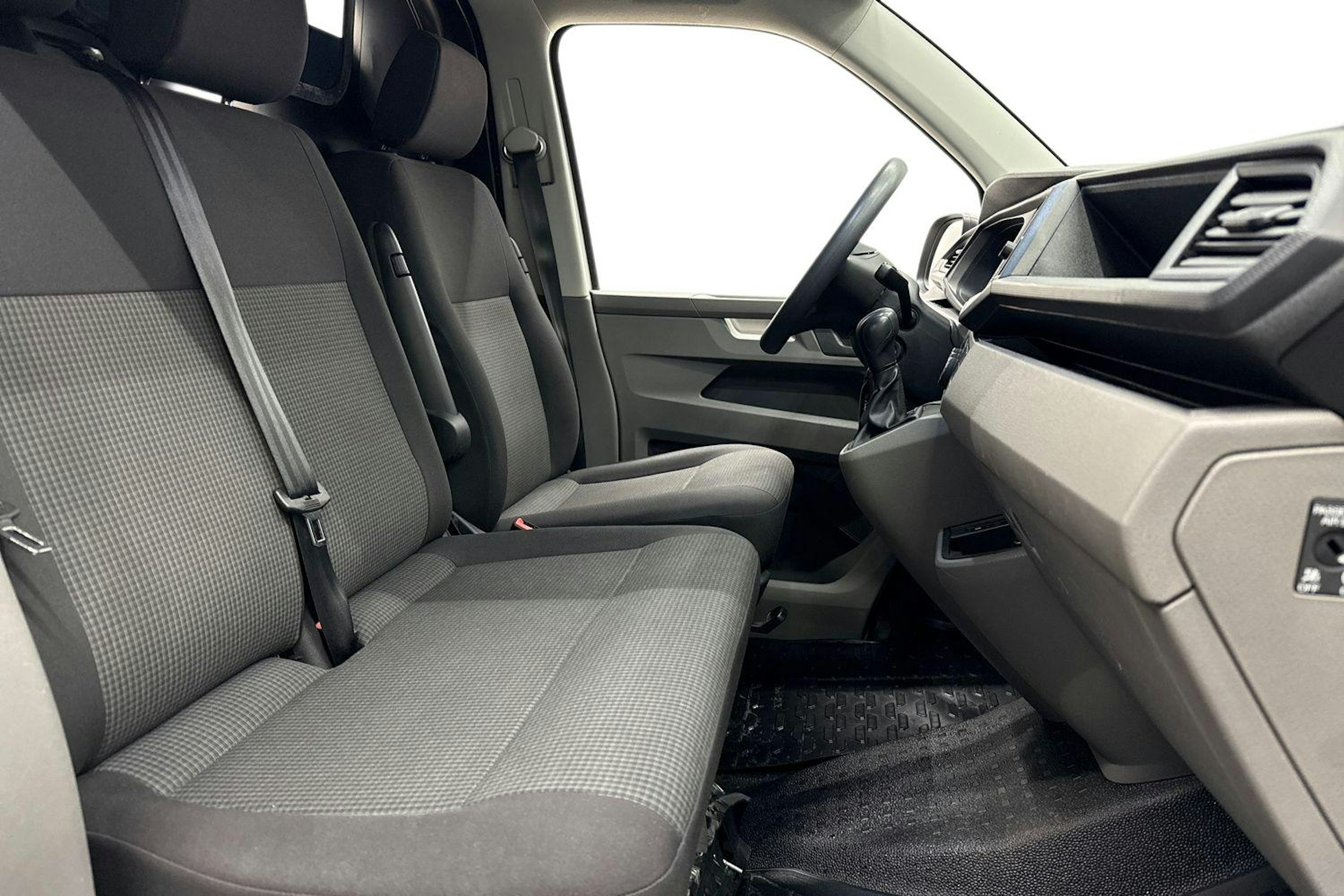 valkoinen Volkswagen Transporter 2021 kuva 11.