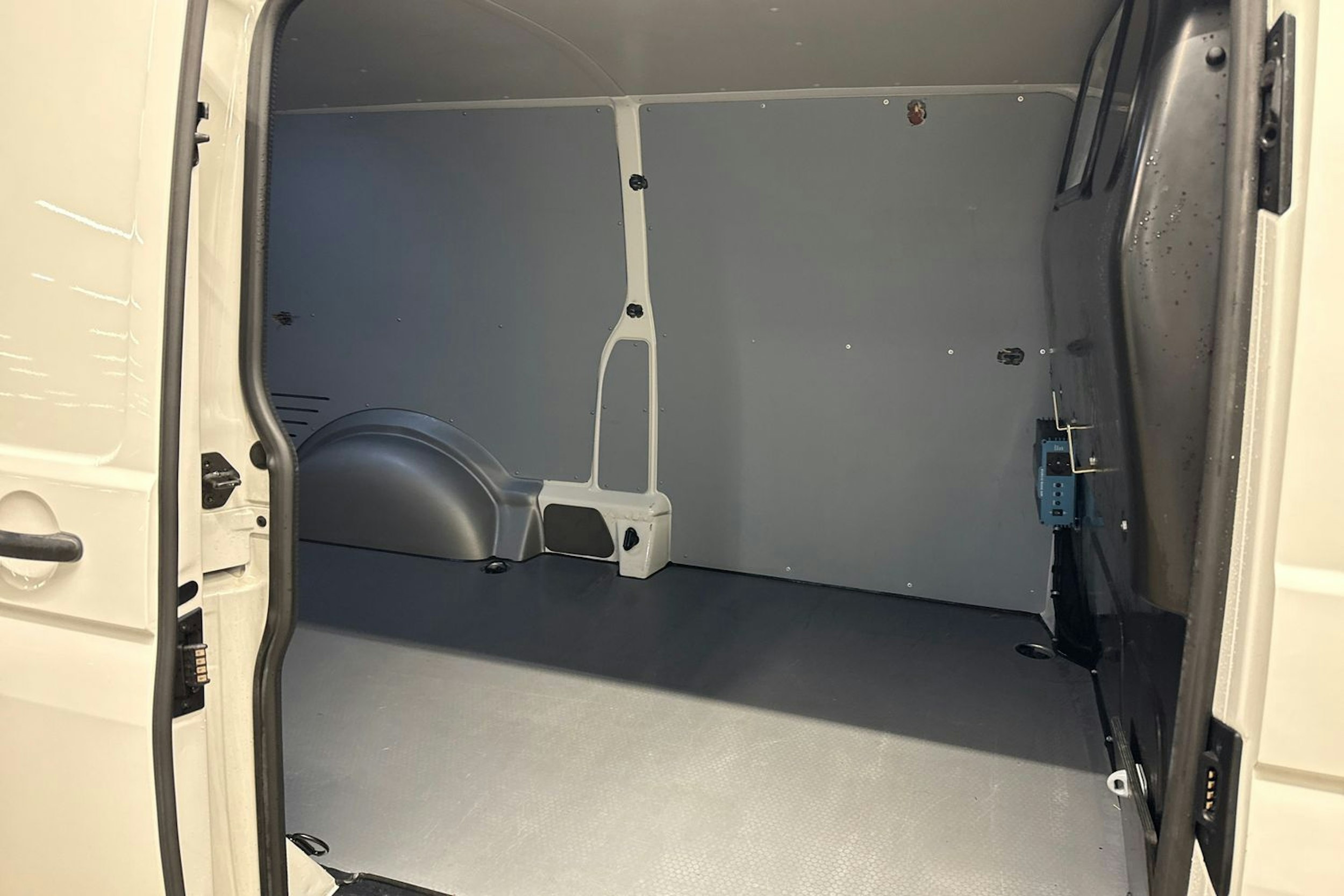 valkoinen Volkswagen Transporter 2021 kuva 13.