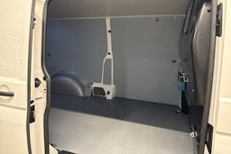 valkoinen Volkswagen Transporter 2021 kuva 13.