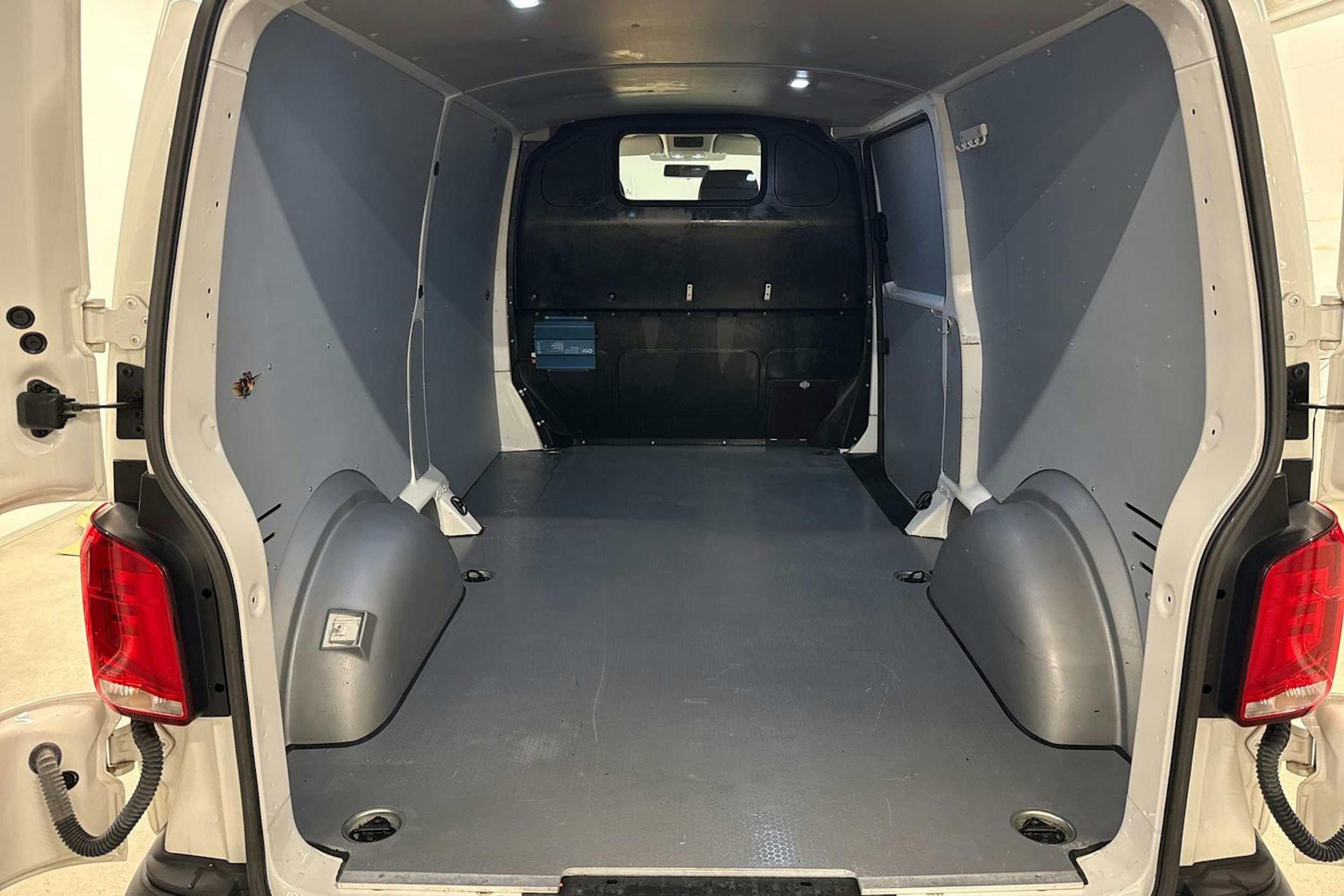 valkoinen Volkswagen Transporter 2021 kuva 15.