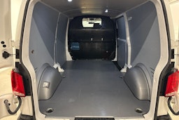 valkoinen Volkswagen Transporter 2021 kuva 15.
