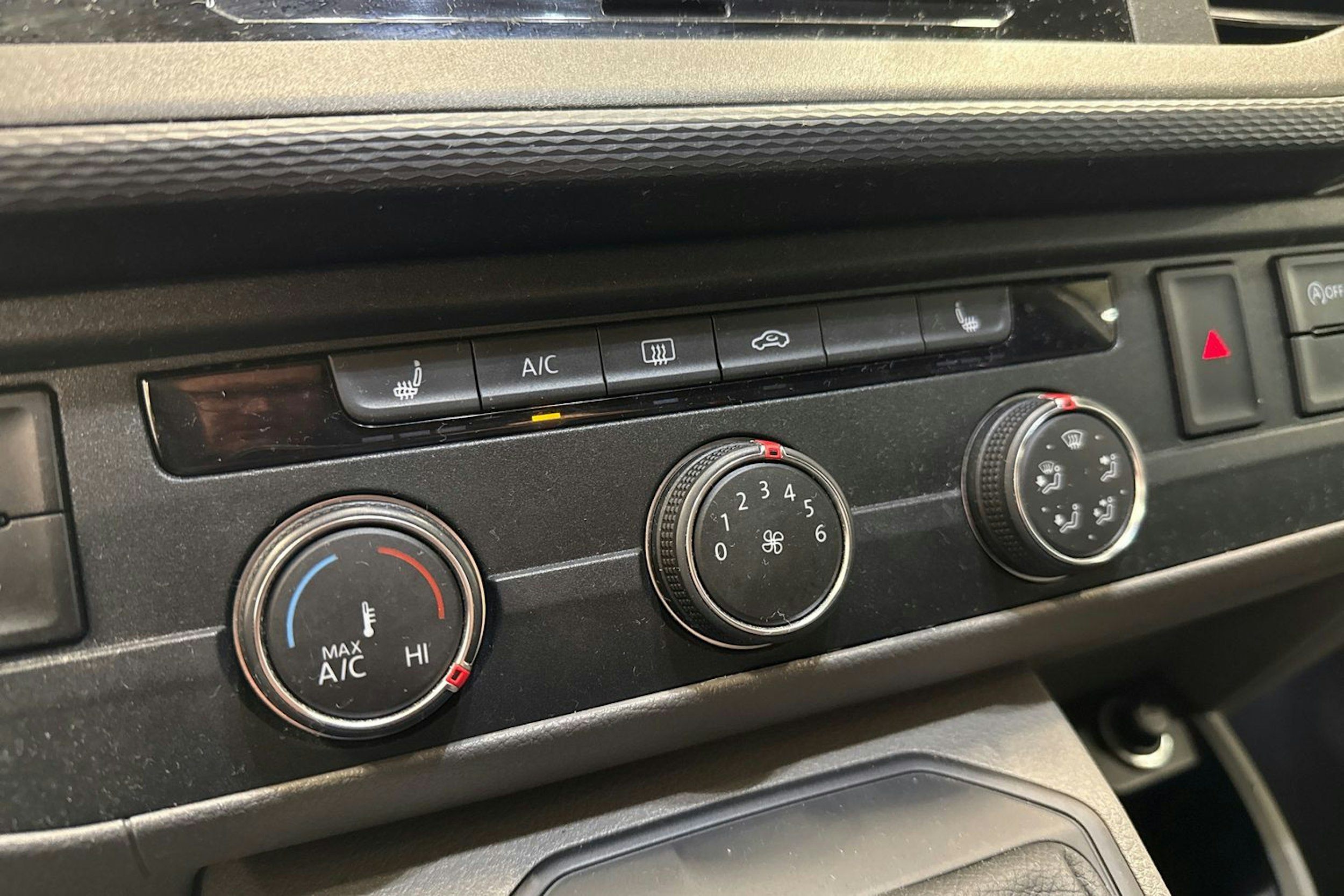 valkoinen Volkswagen Transporter 2021 kuva 18.