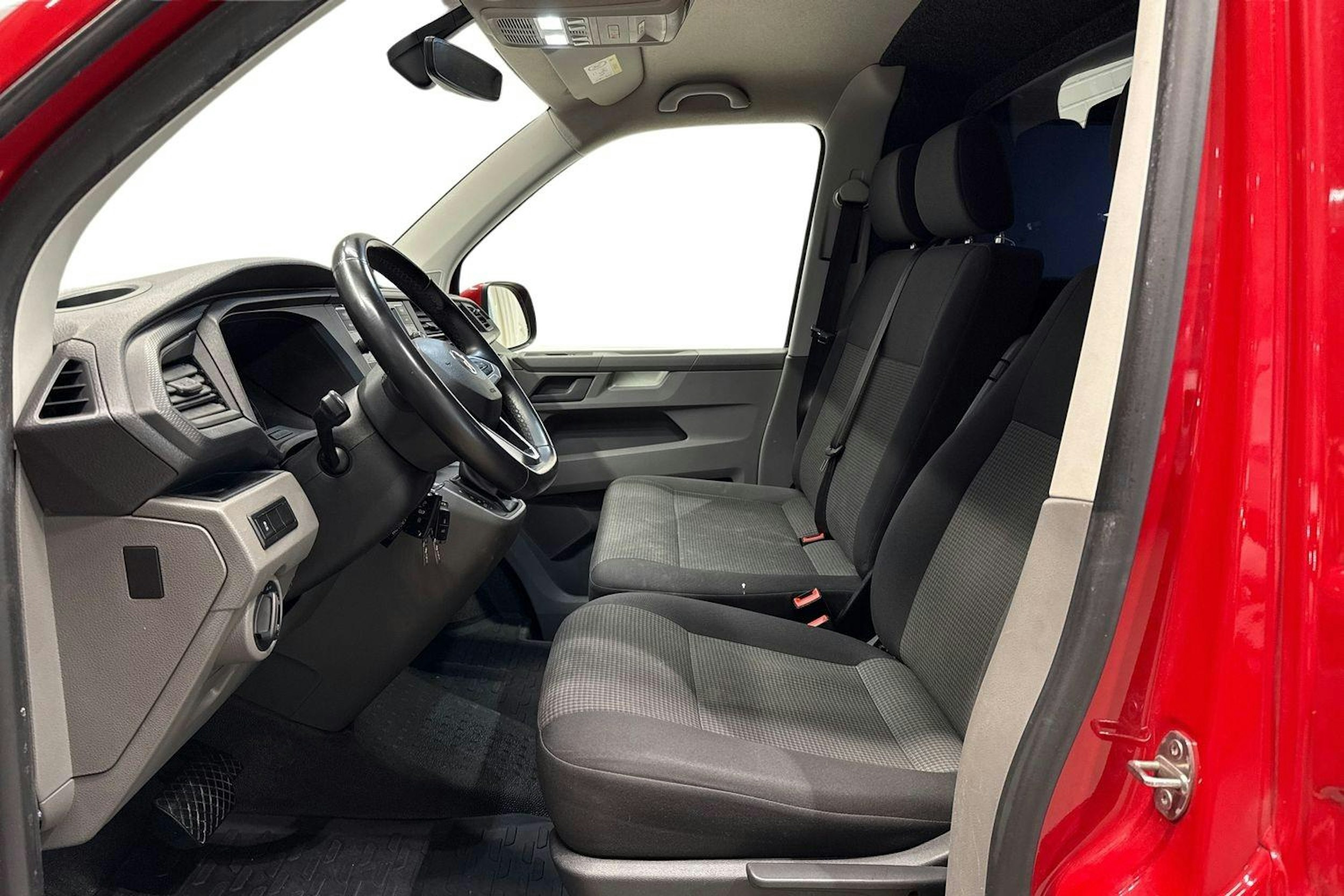 punainen Volkswagen Transporter 2020 kuva 8.