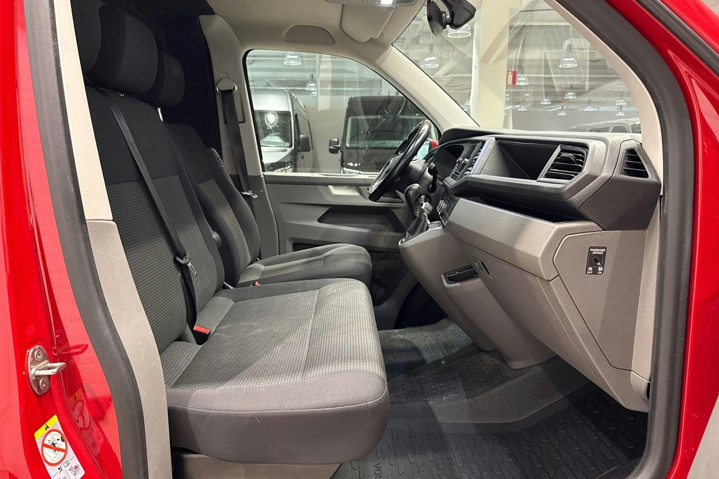 punainen Volkswagen Transporter 2020 kuva 10.
