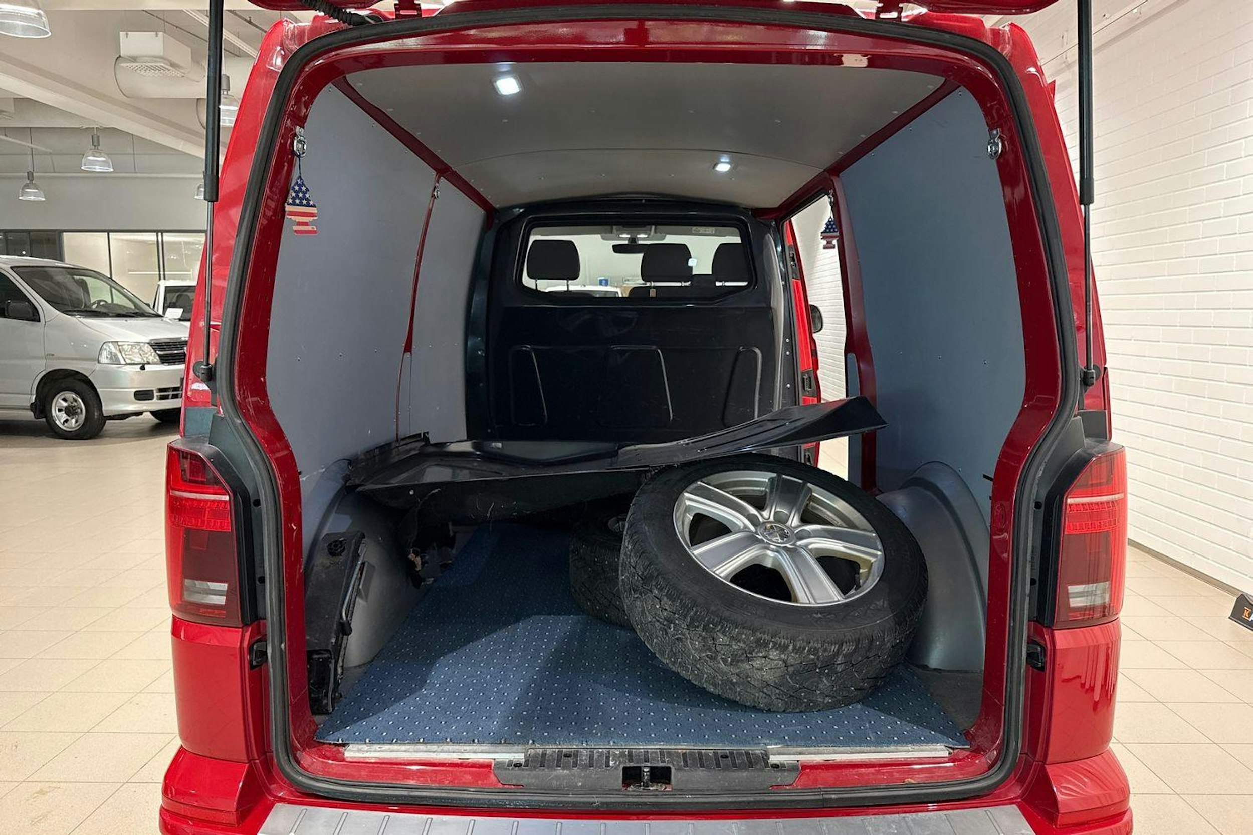 punainen Volkswagen Transporter 2020 kuva 11.
