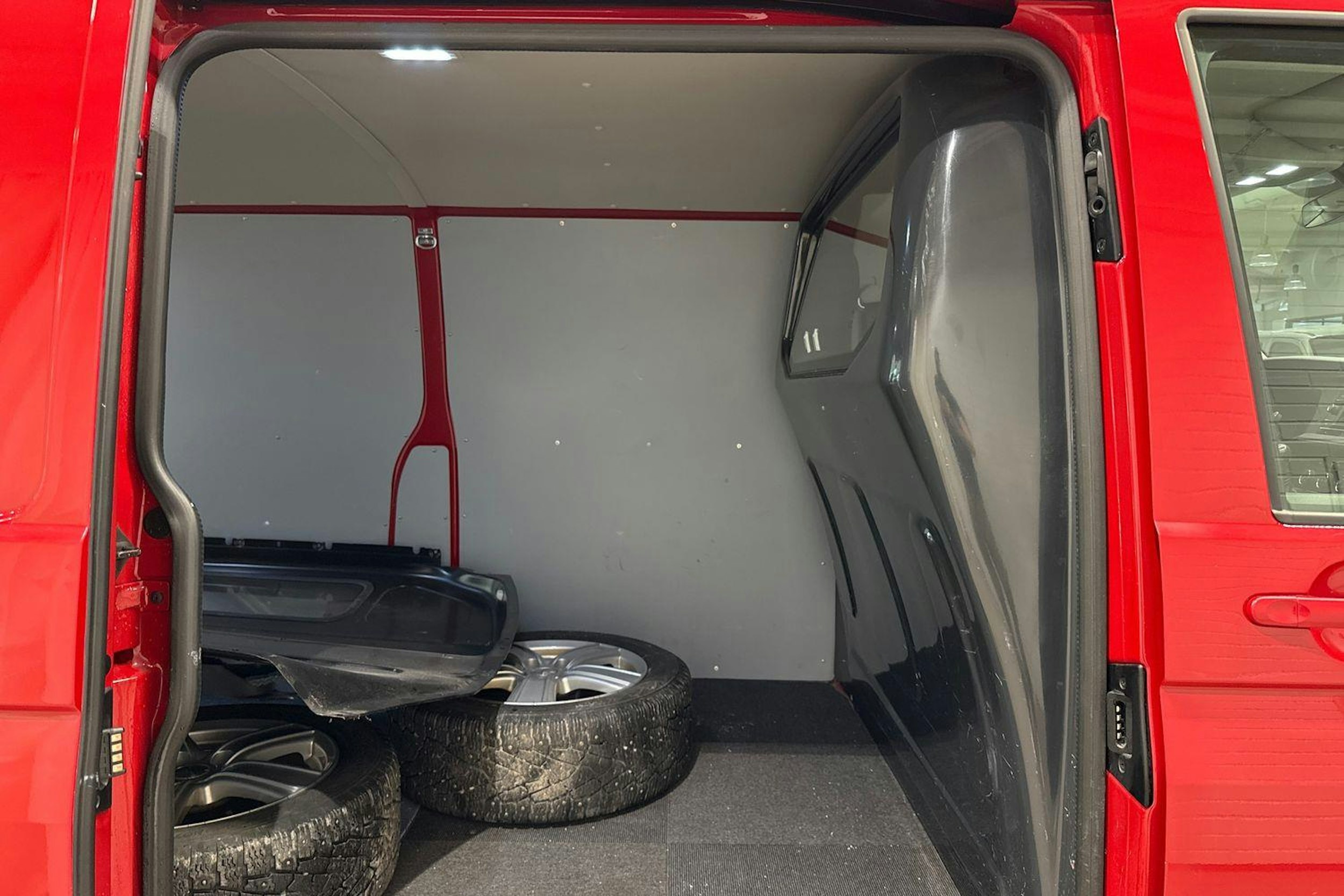 punainen Volkswagen Transporter 2020 kuva 12.