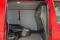 punainen Volkswagen Transporter 2020 kuva 12.