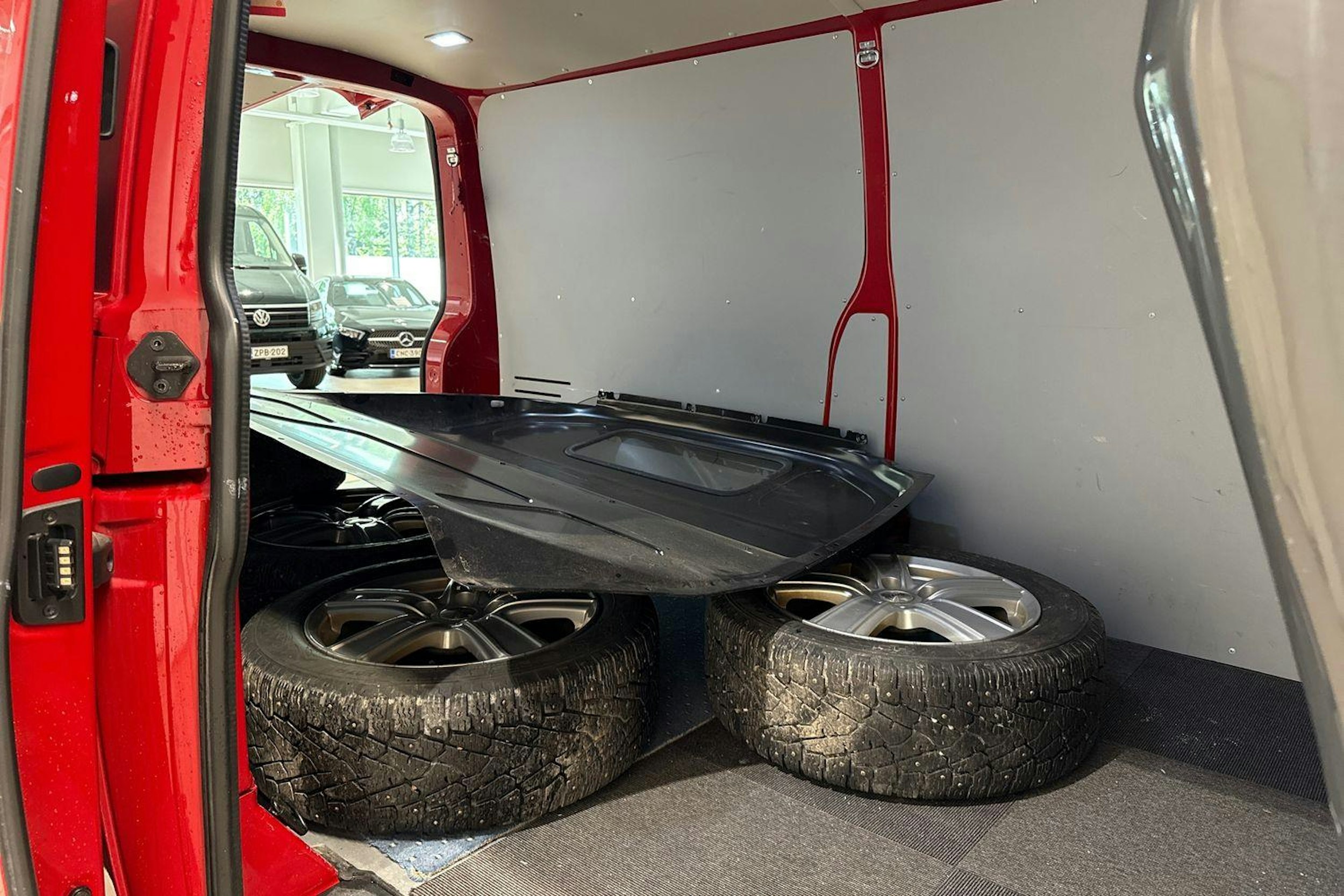 punainen Volkswagen Transporter 2020 kuva 13.