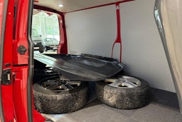 punainen Volkswagen Transporter 2020 kuva 13.