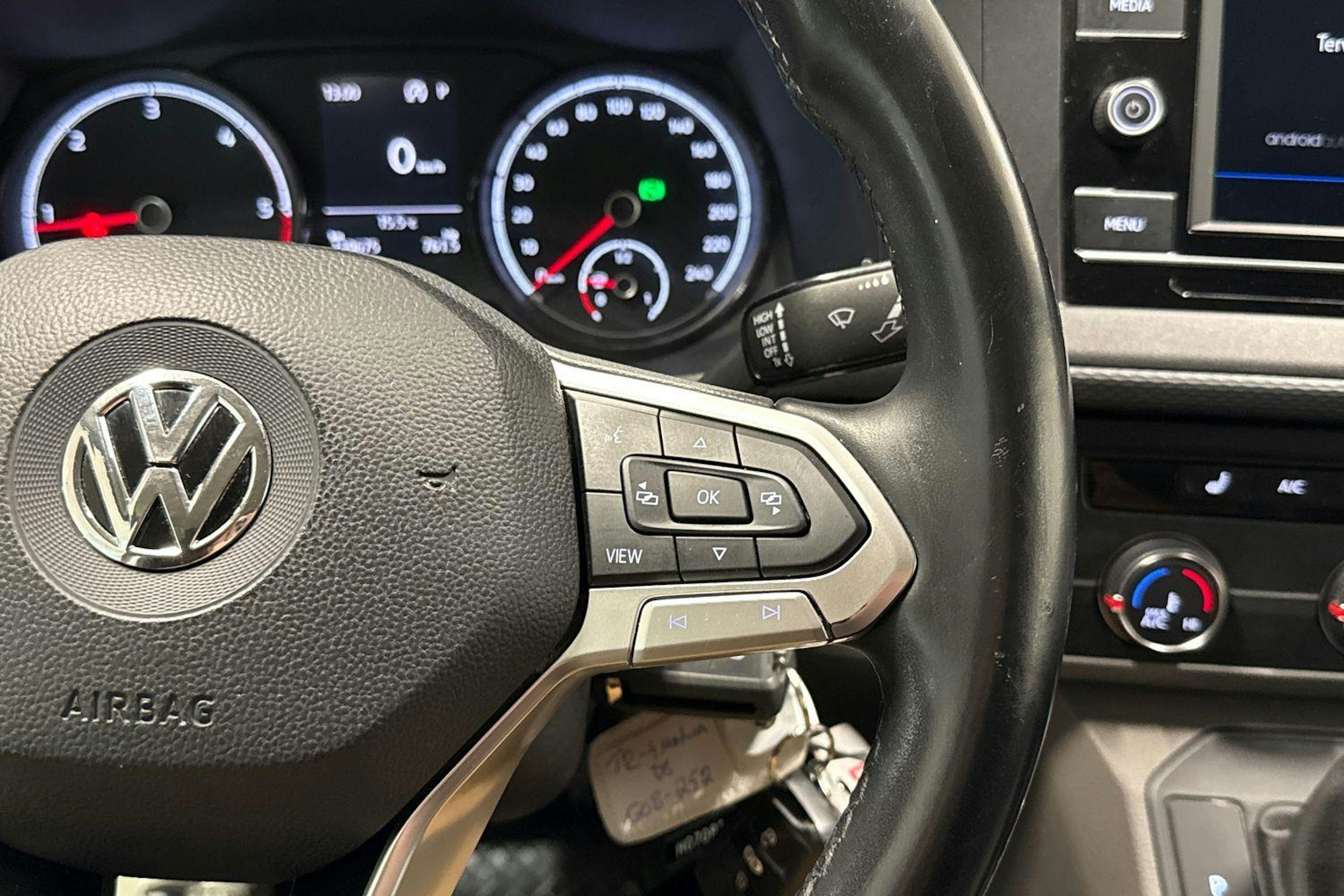 punainen Volkswagen Transporter 2020 kuva 19.