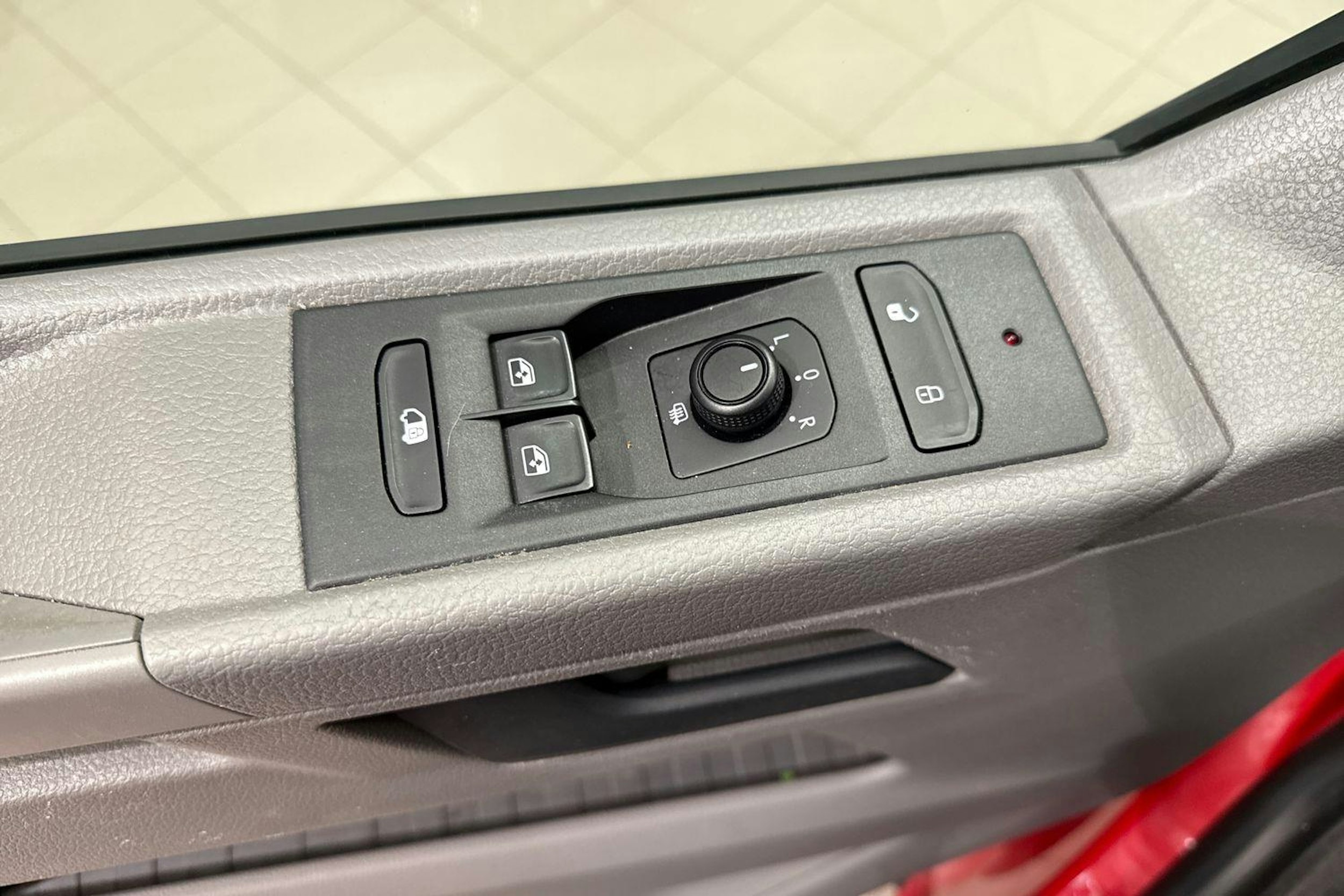 punainen Volkswagen Transporter 2020 kuva 20.