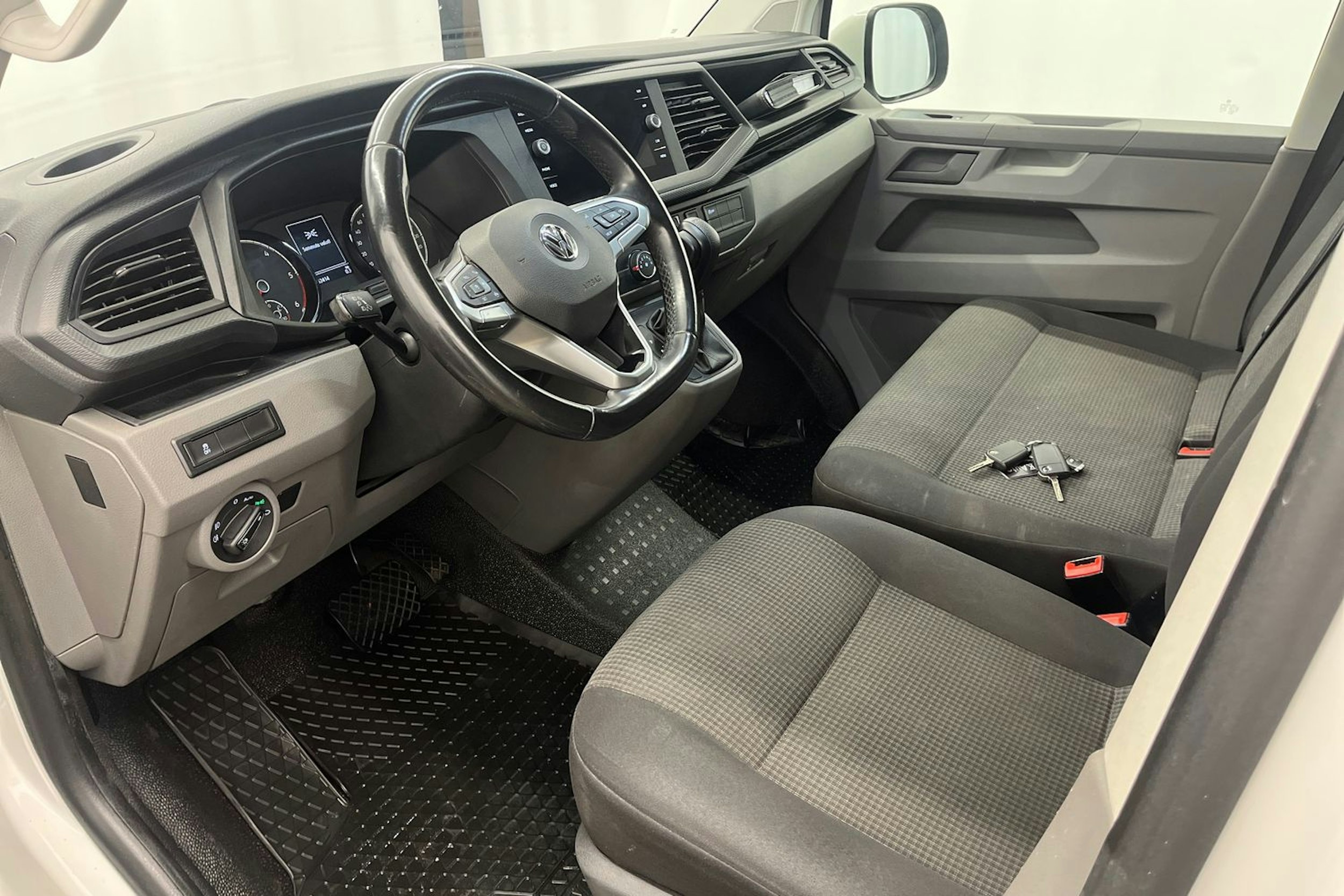 valkoinen Volkswagen Transporter 2020 kuva 7.