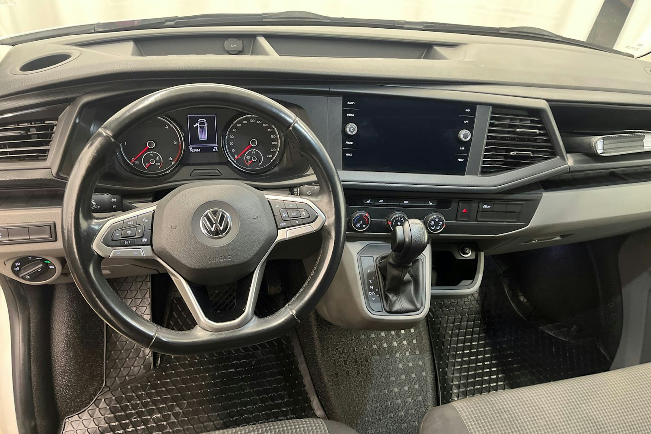 valkoinen Volkswagen Transporter 2020 kuva 9.