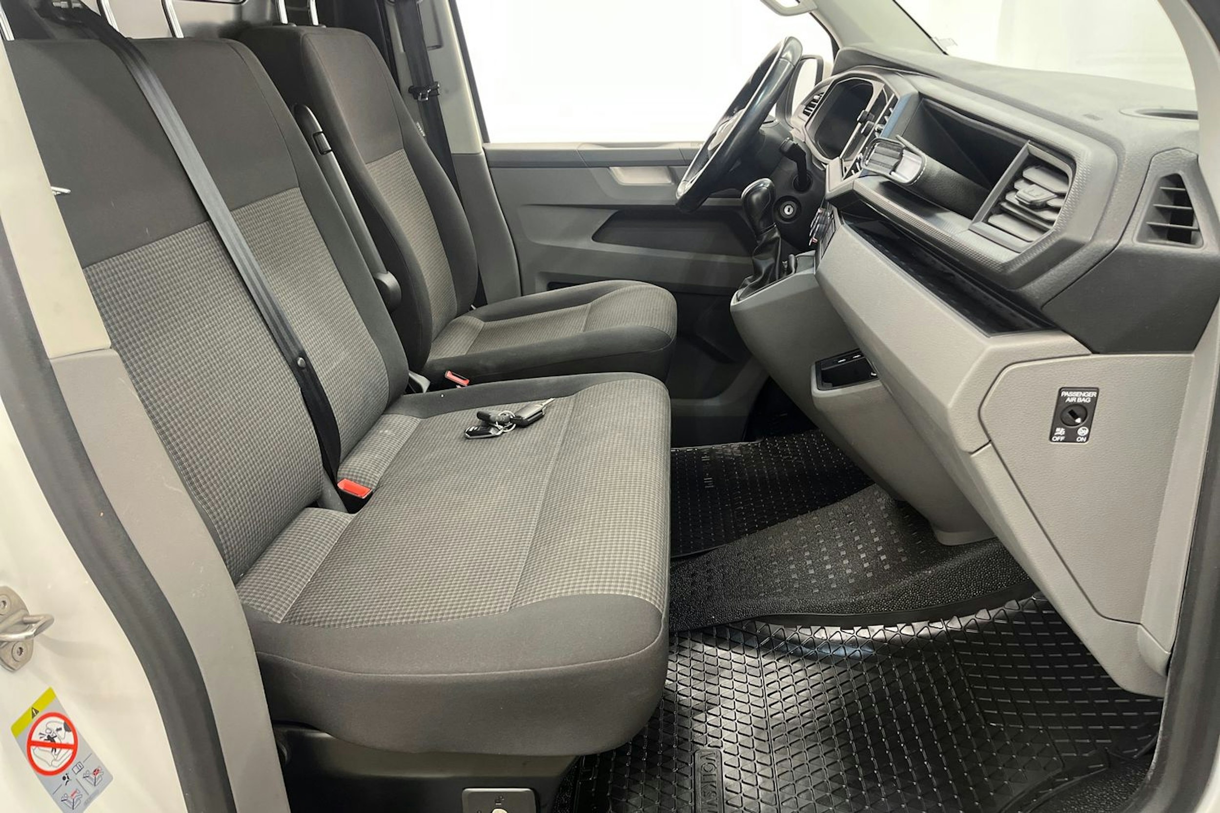 valkoinen Volkswagen Transporter 2020 kuva 10.