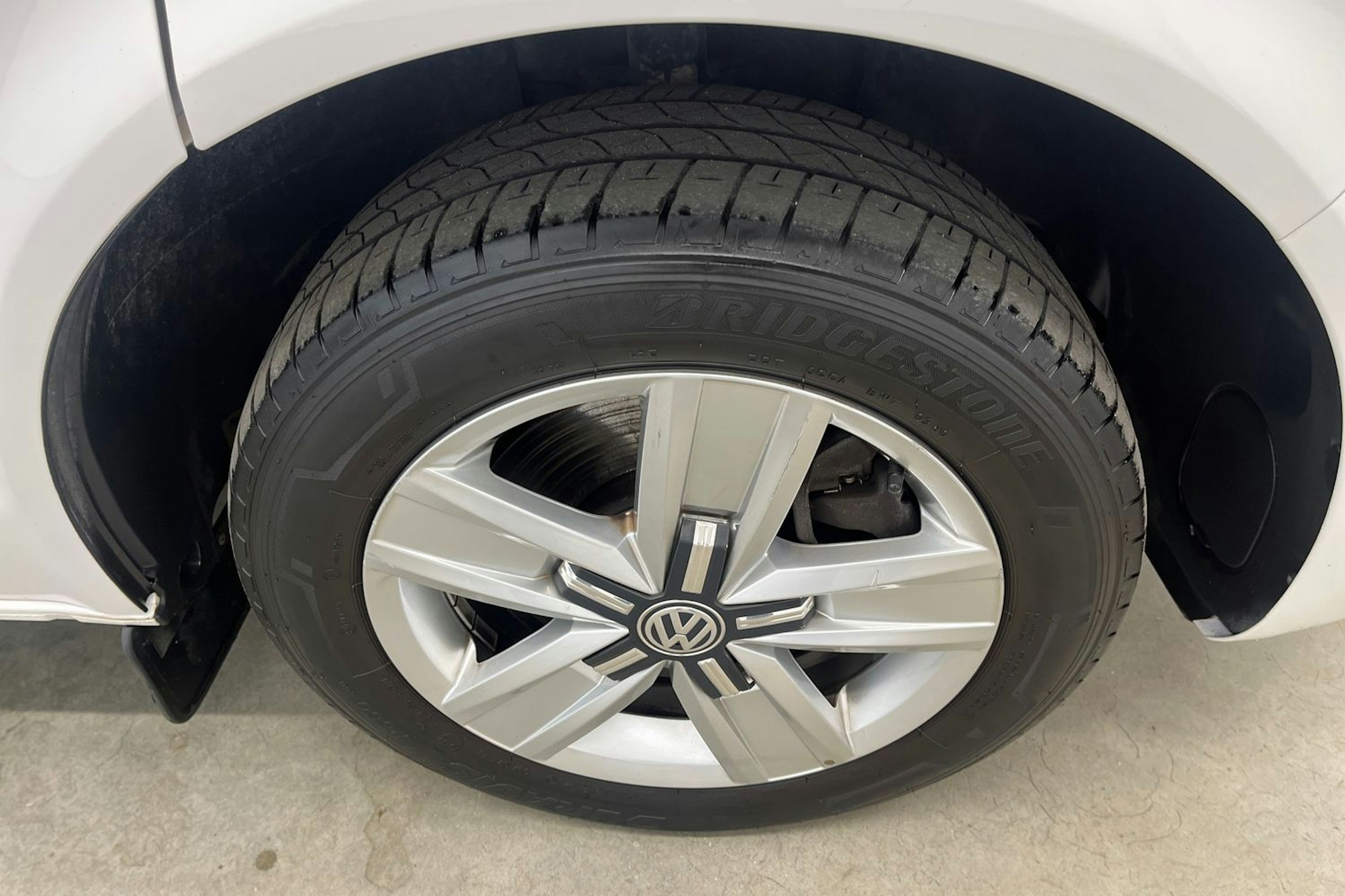 valkoinen Volkswagen Transporter 2020 kuva 11.