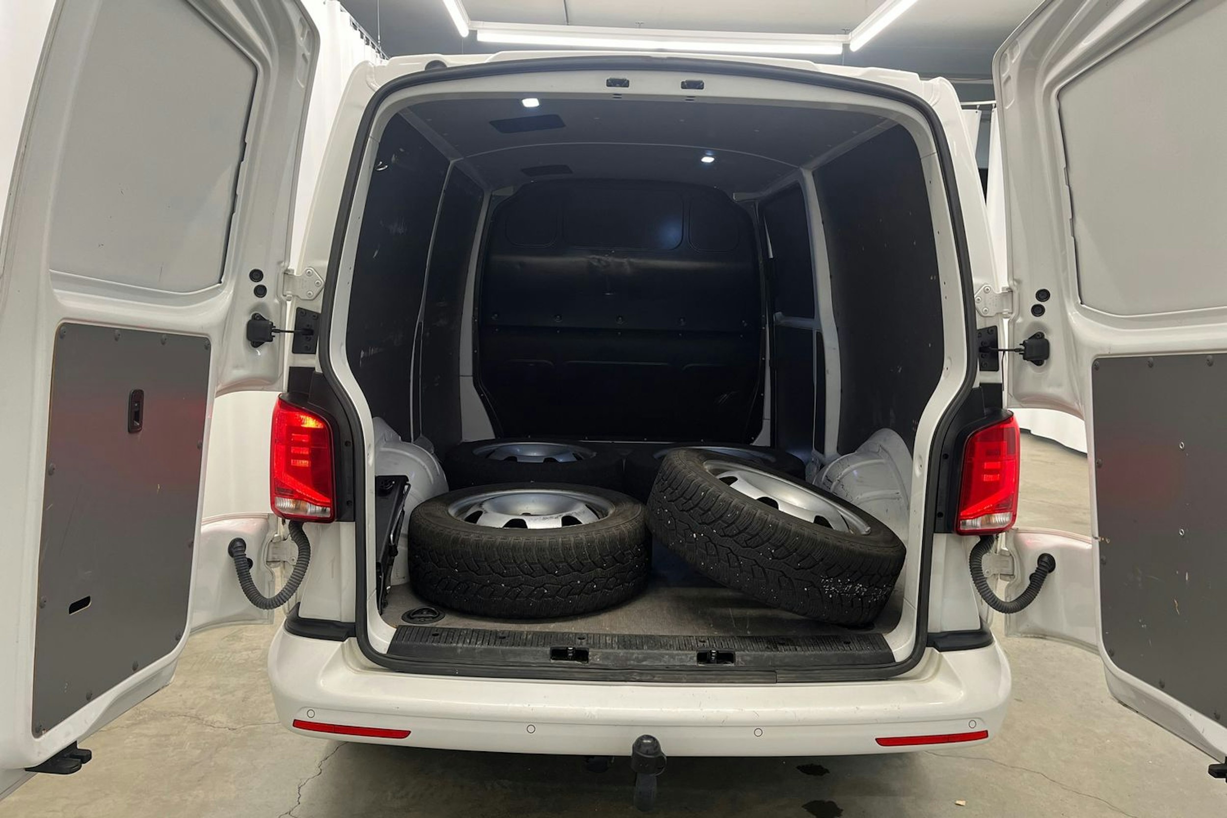 valkoinen Volkswagen Transporter 2020 kuva 15.