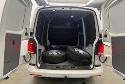 valkoinen Volkswagen Transporter 2020 kuva 15.