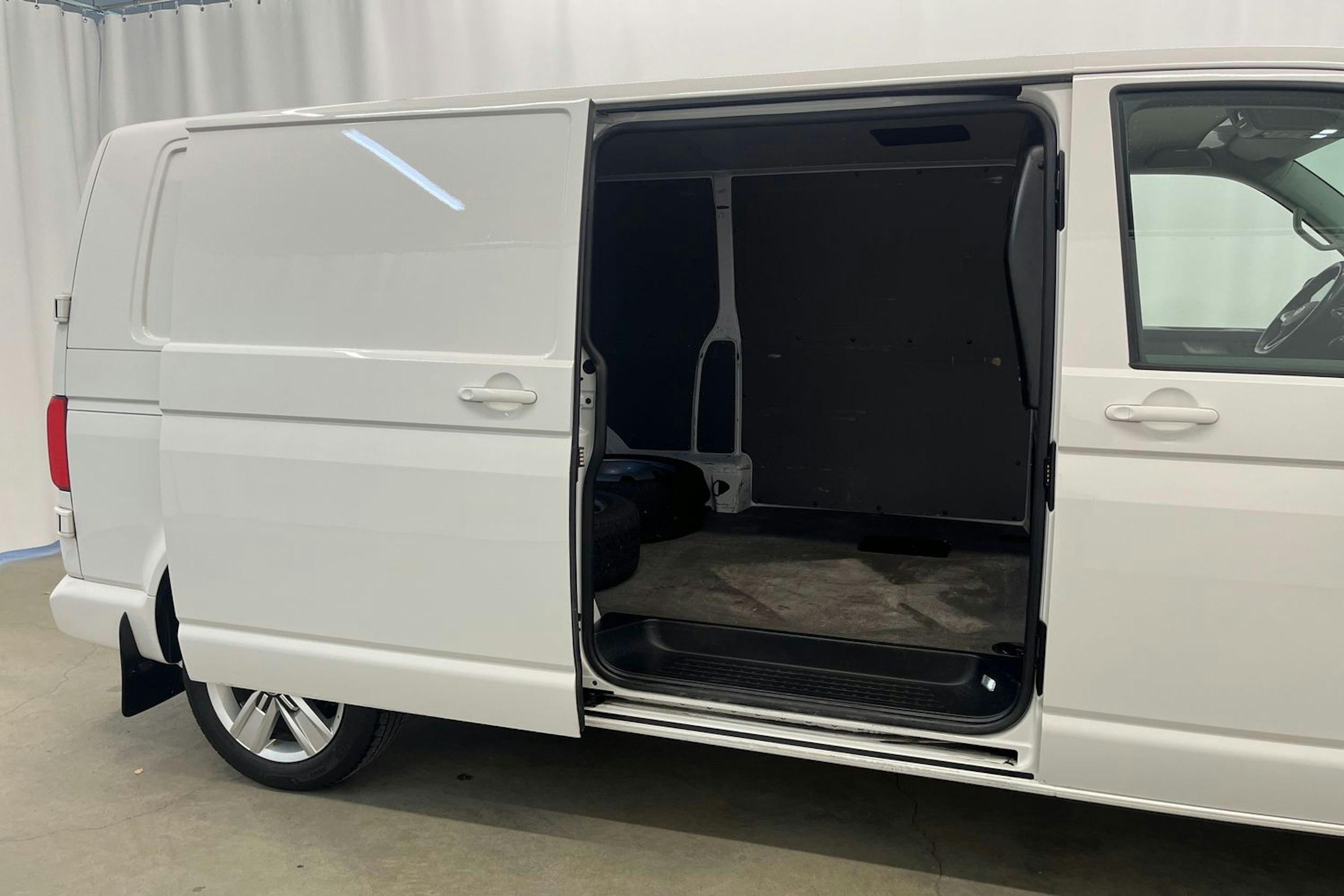 valkoinen Volkswagen Transporter 2020 kuva 17.
