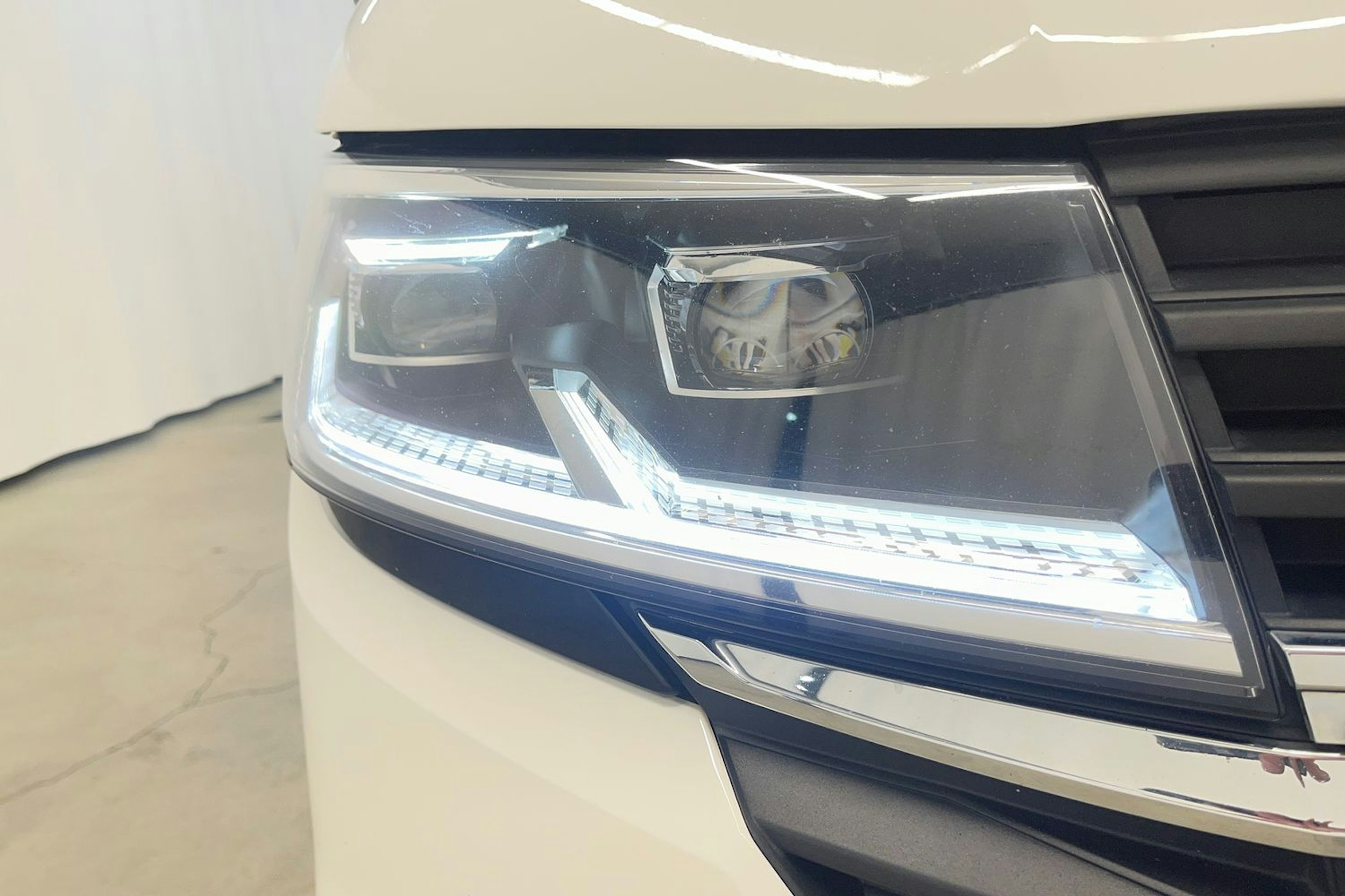 valkoinen Volkswagen Transporter 2020 kuva 19.