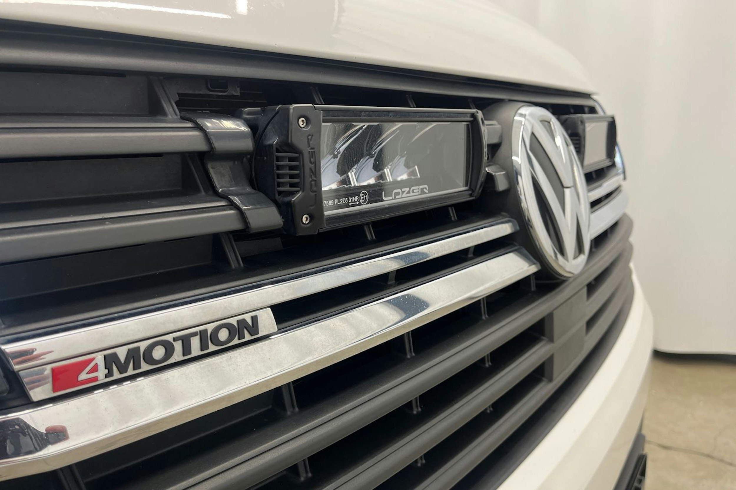 valkoinen Volkswagen Transporter 2020 kuva 20.