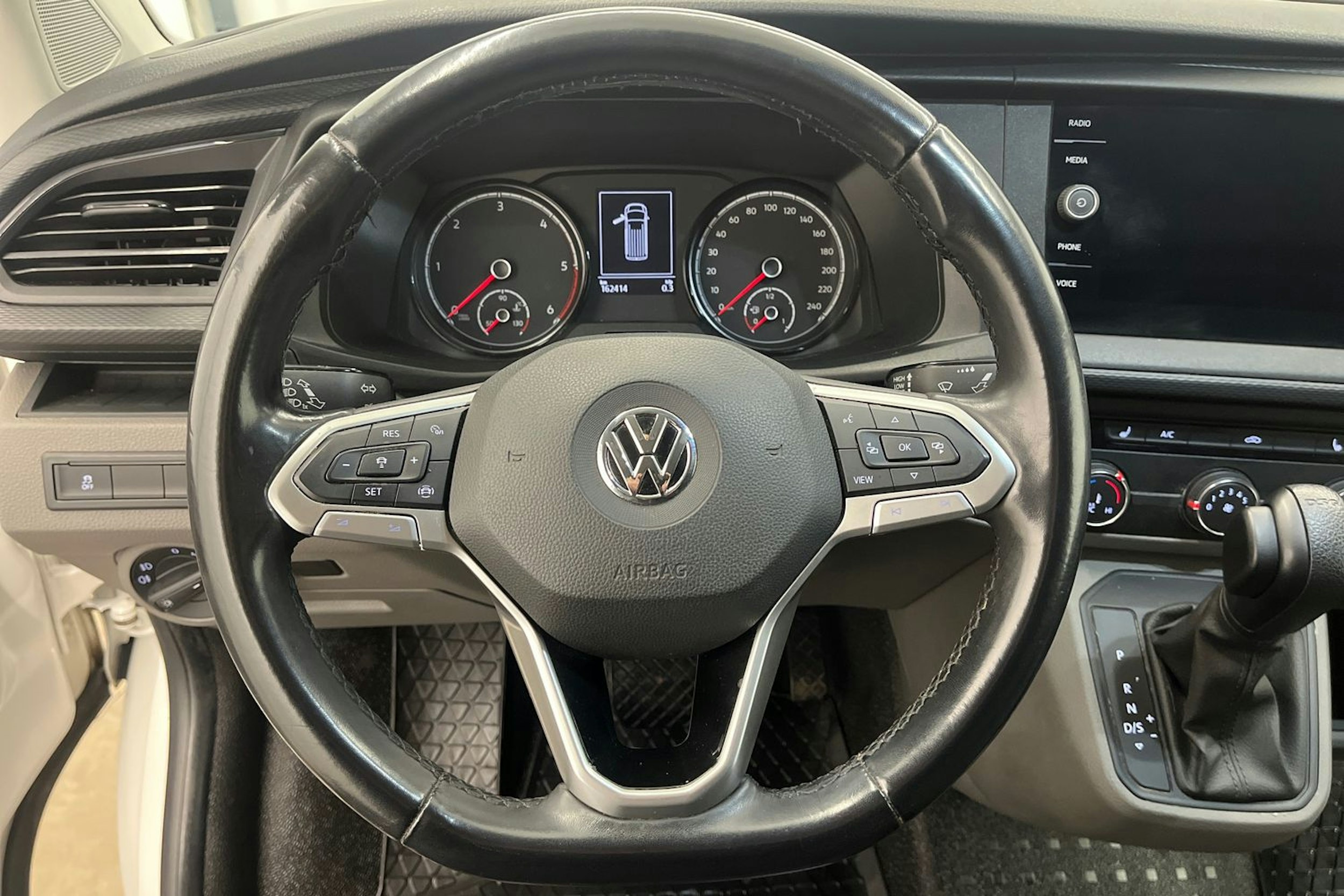 valkoinen Volkswagen Transporter 2020 kuva 21.