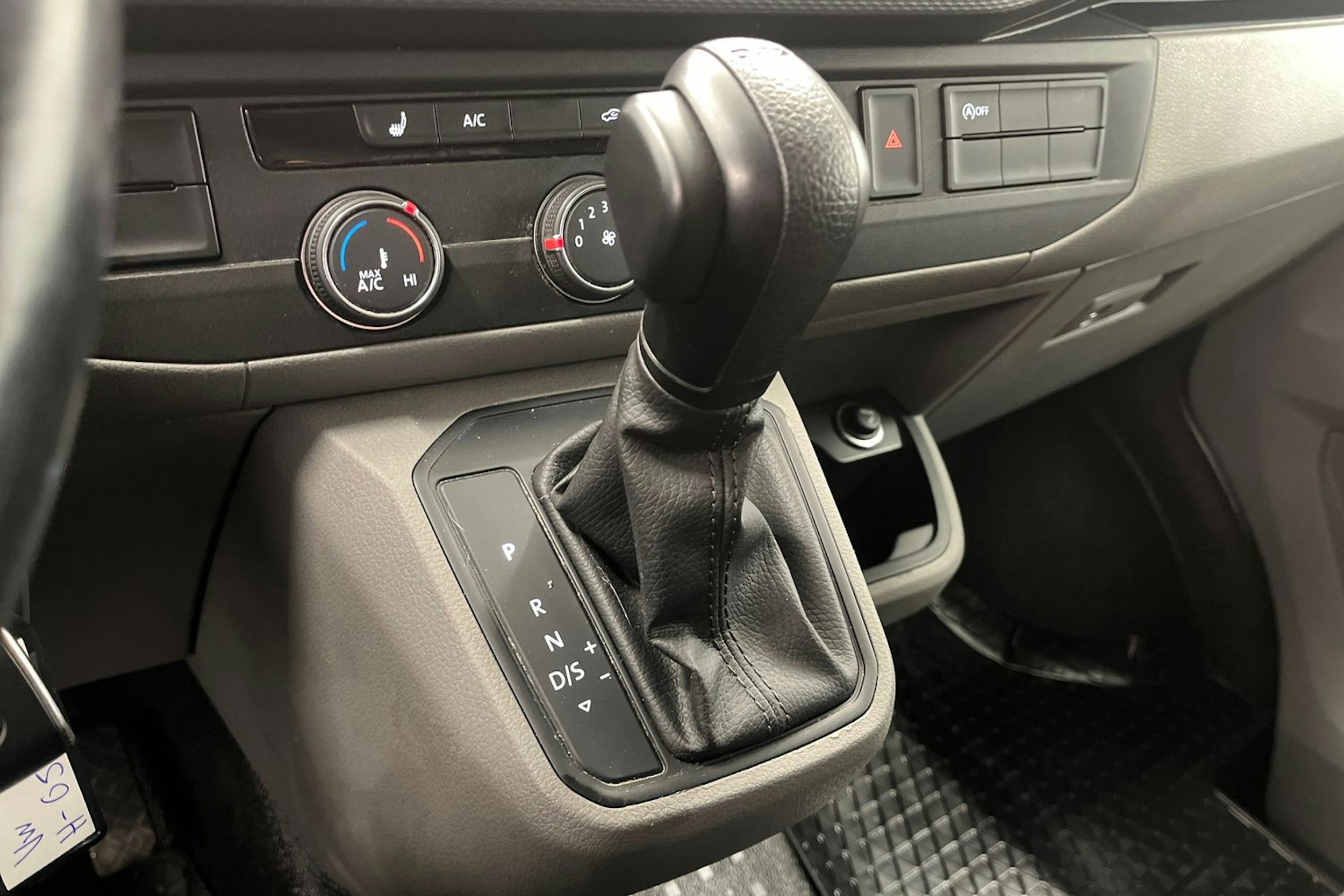 valkoinen Volkswagen Transporter 2020 kuva 24.