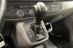 valkoinen Volkswagen Transporter 2020 kuva 24.