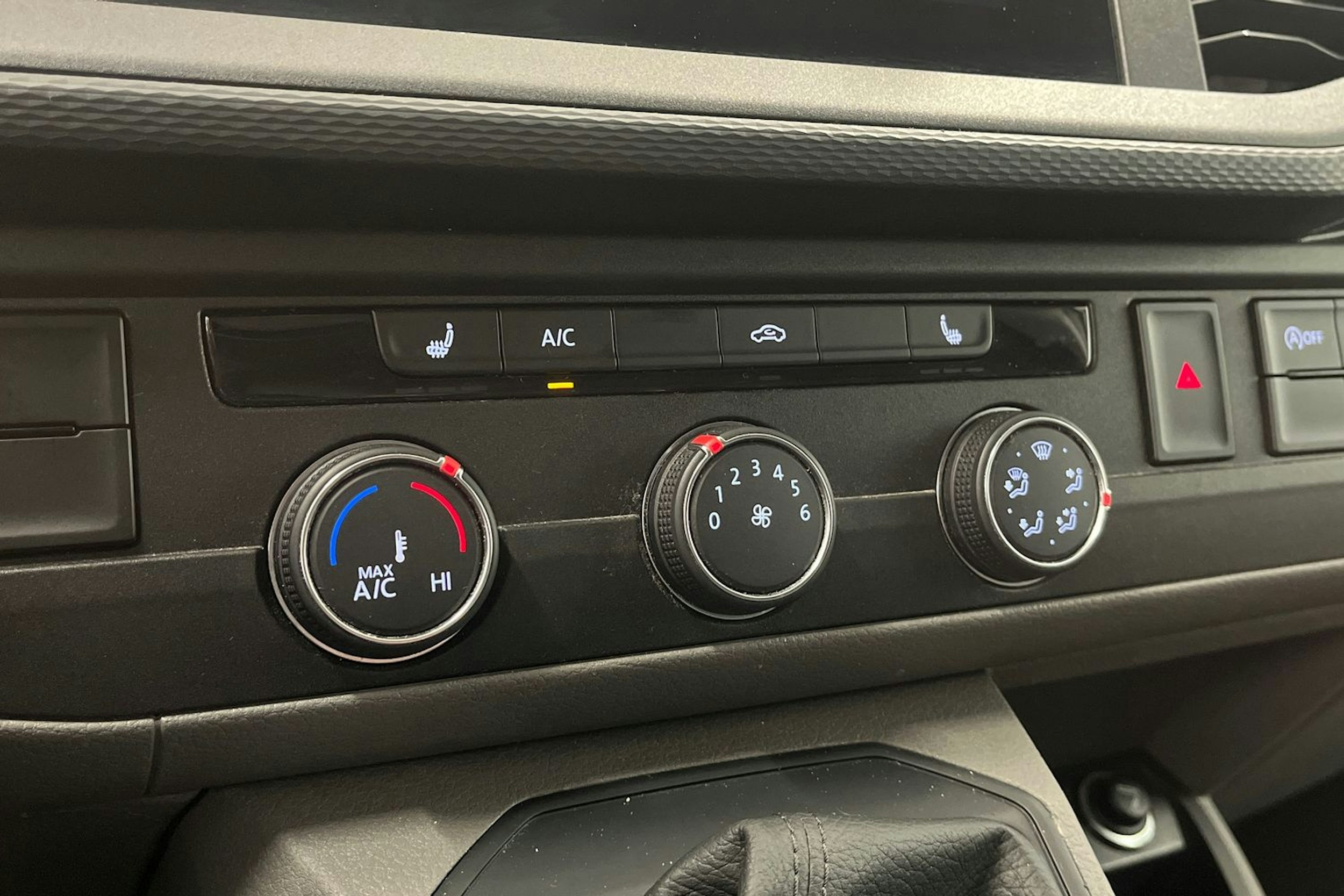 valkoinen Volkswagen Transporter 2020 kuva 31.