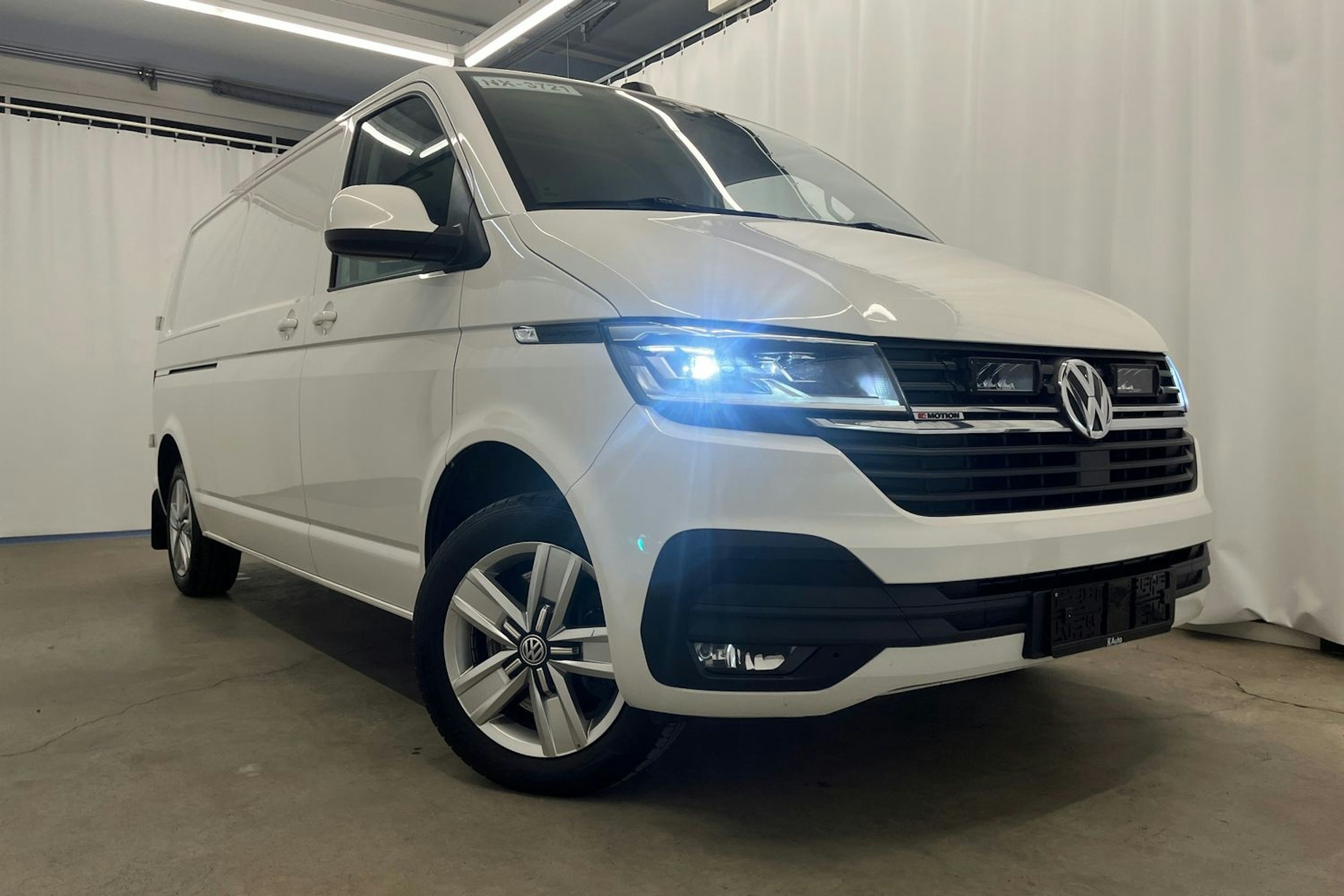 valkoinen Volkswagen Transporter 2020 kuva 33.