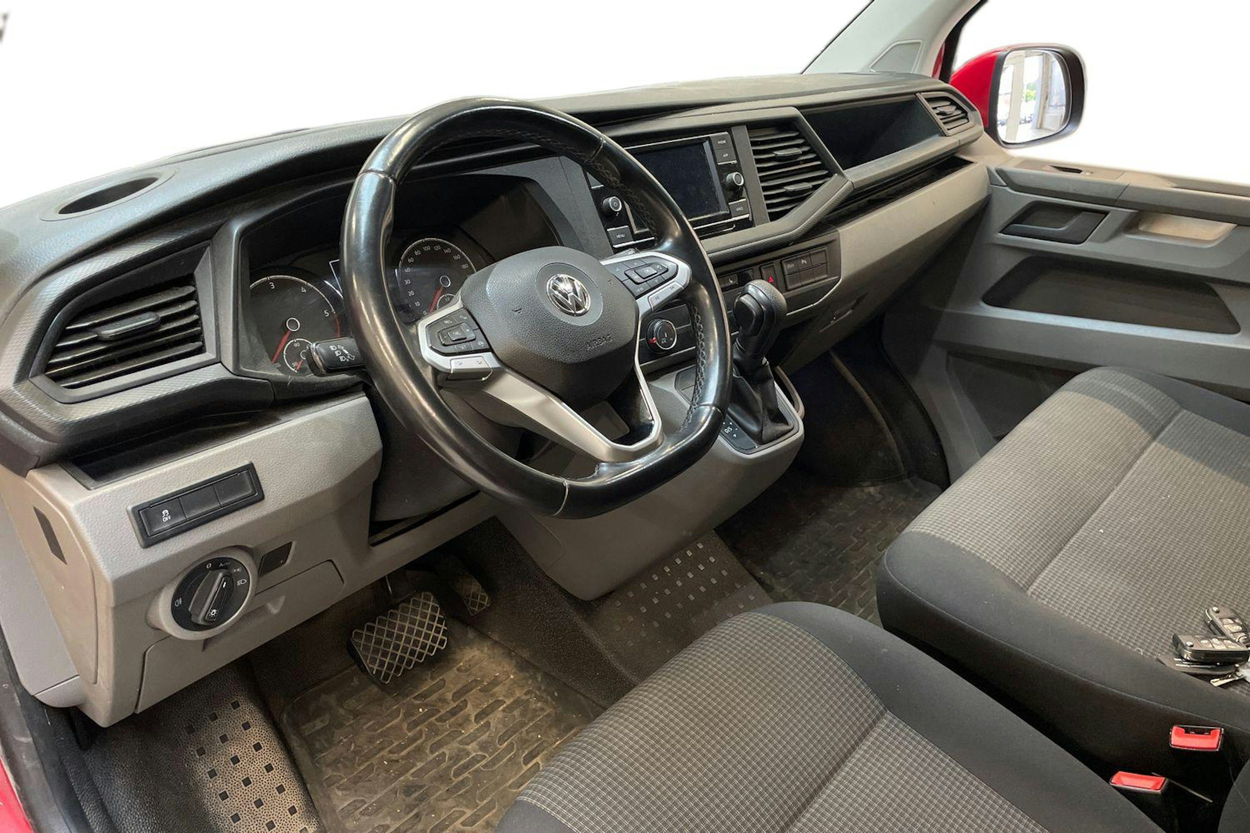 punainen Volkswagen Transporter 2020 kuva 3.