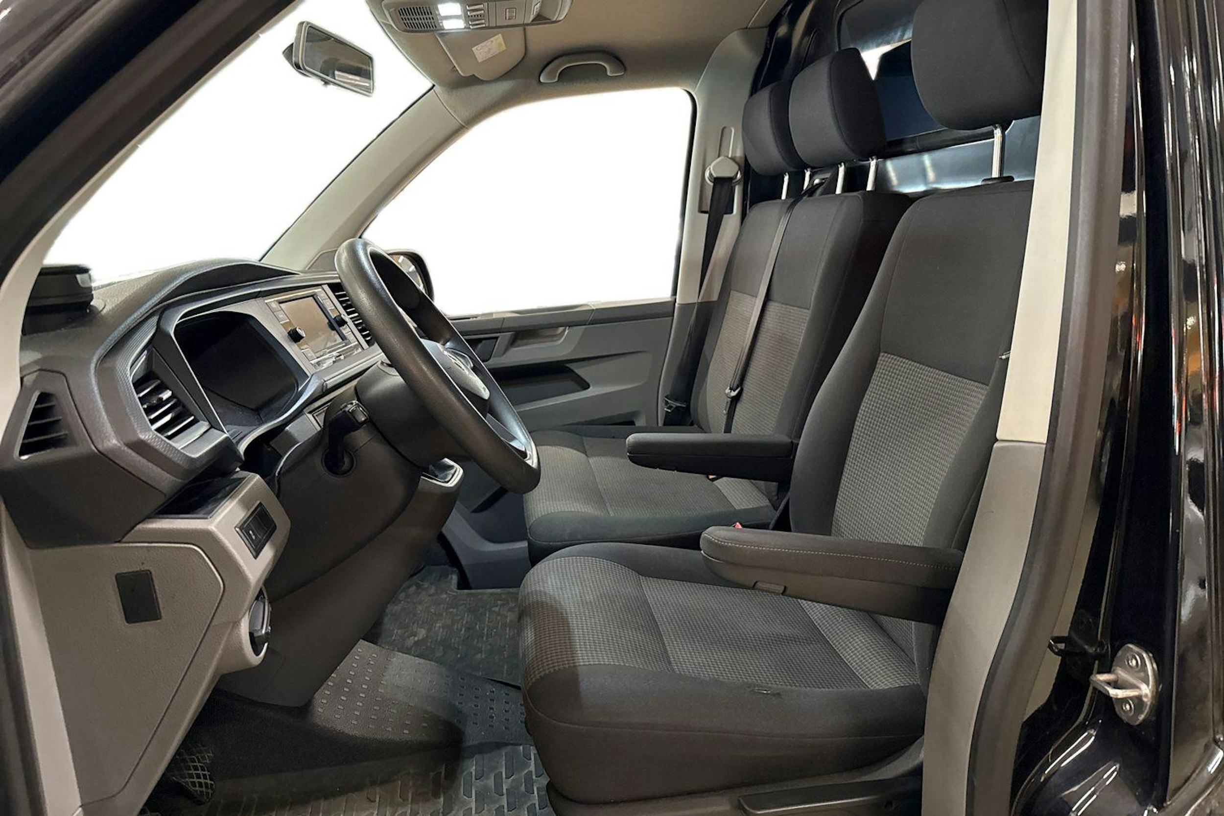 musta Volkswagen Transporter 2020 kuva 3.