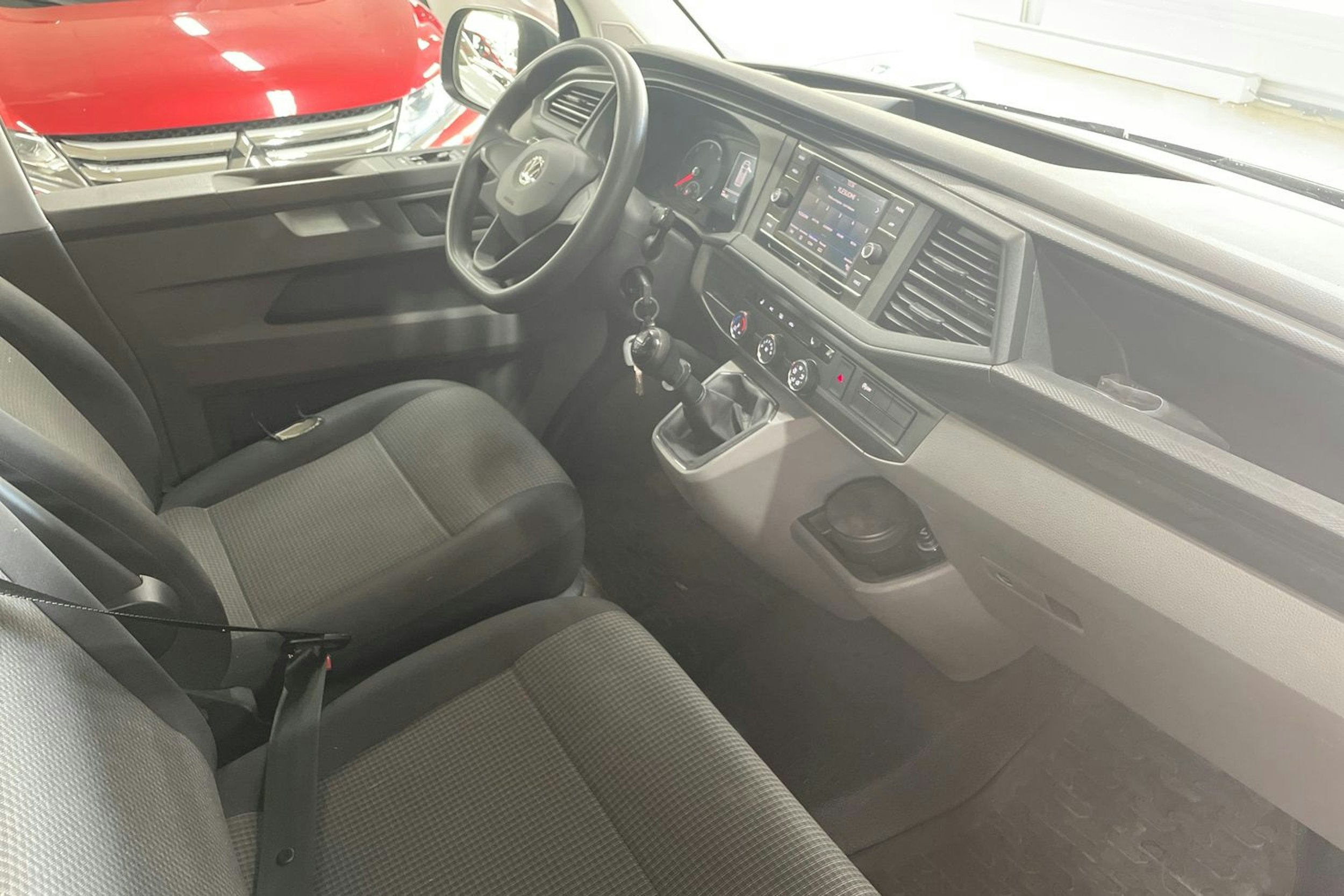 Musta Volkswagen TRANSPORTER 2020 kuva 13.