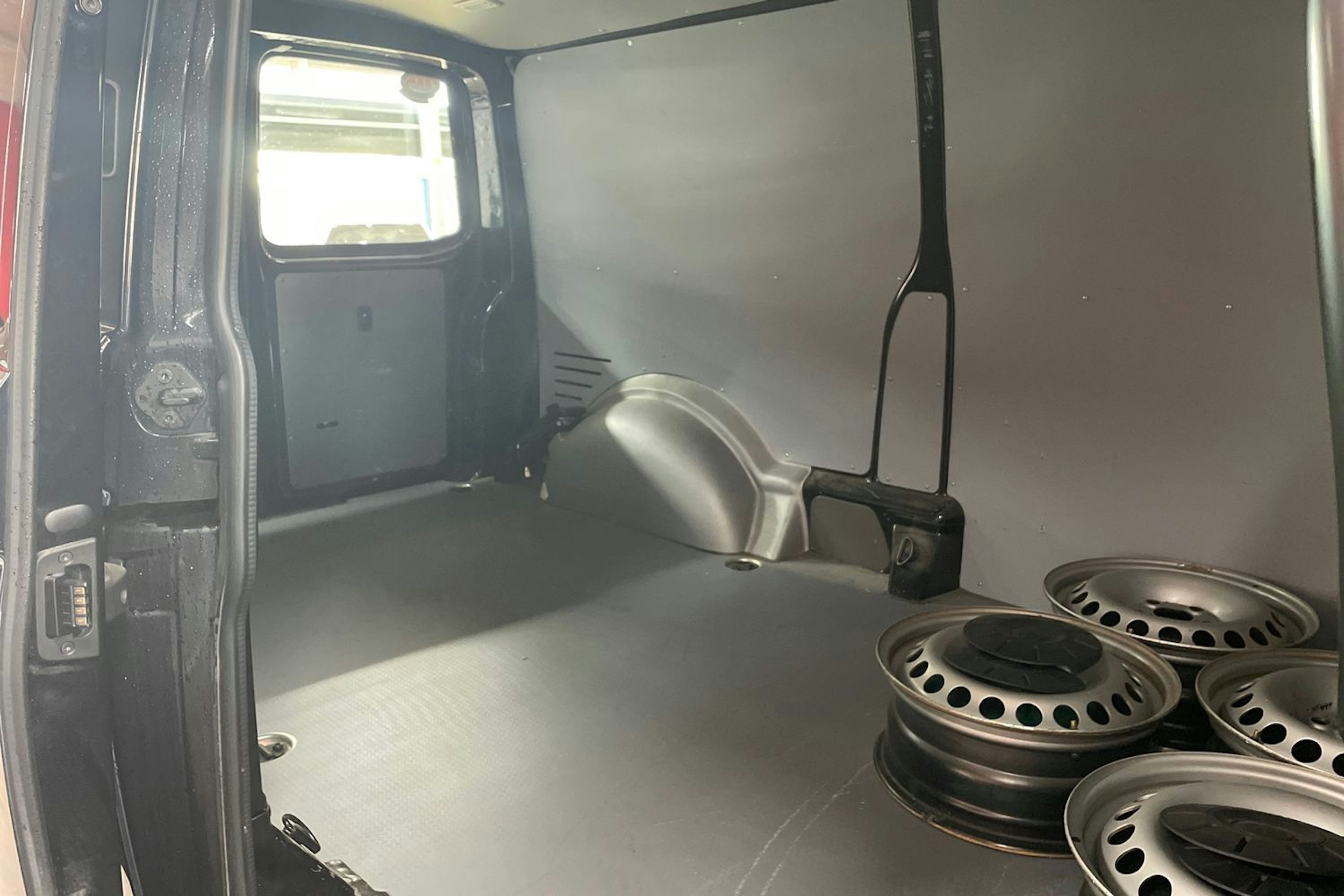 Musta Volkswagen TRANSPORTER 2020 kuva 14.
