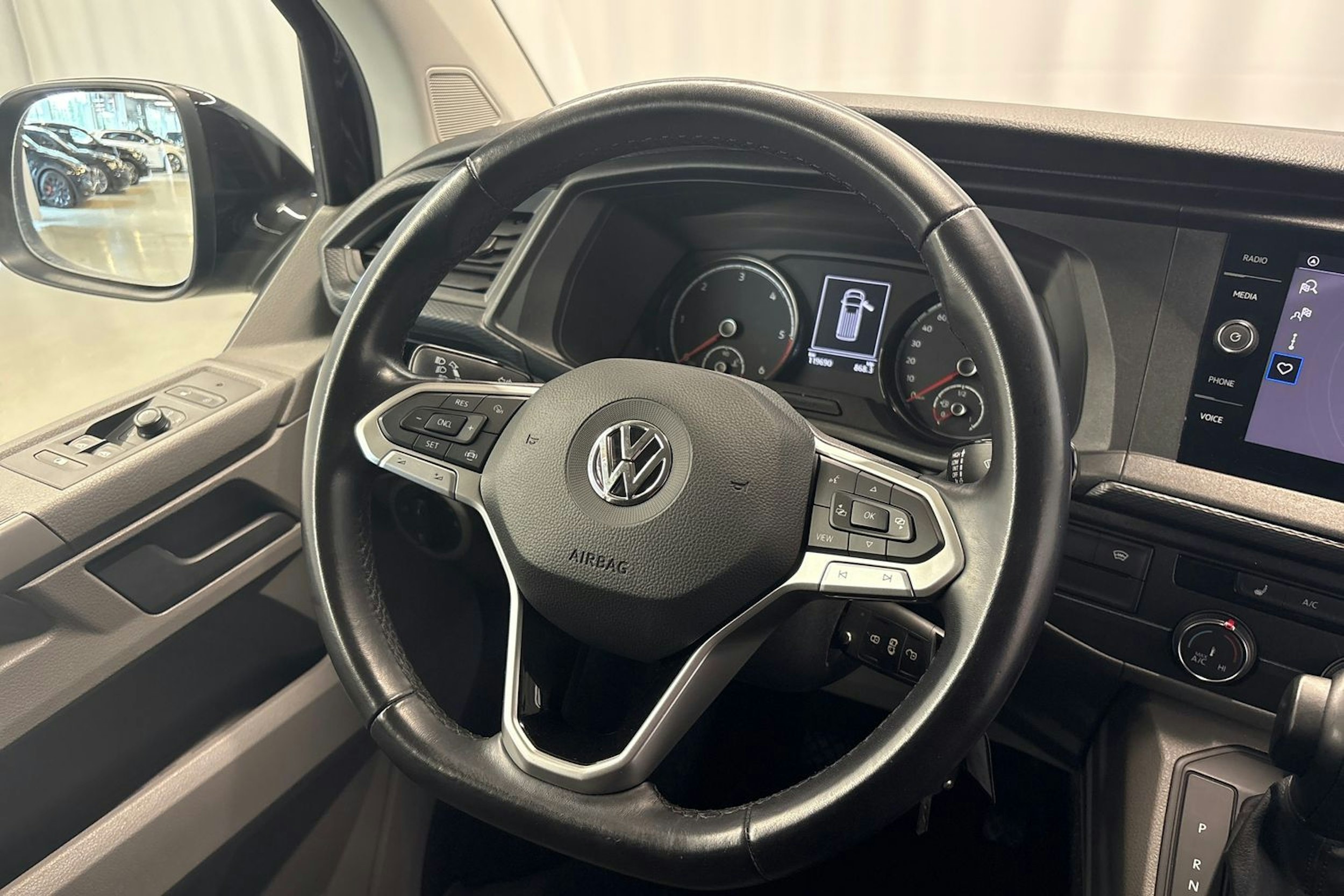 musta Volkswagen Transporter 2020 kuva 10.