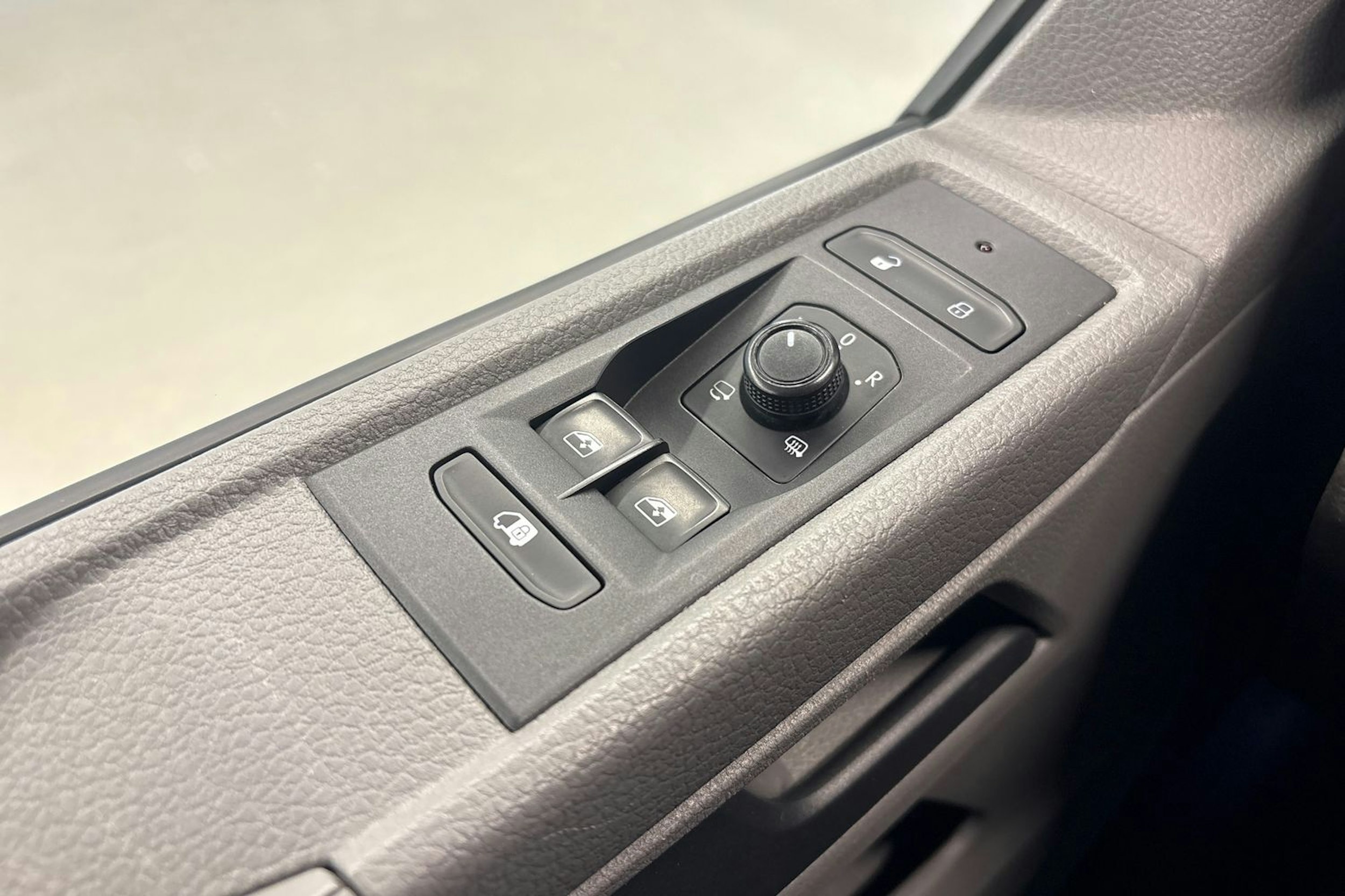 musta Volkswagen Transporter 2020 kuva 21.