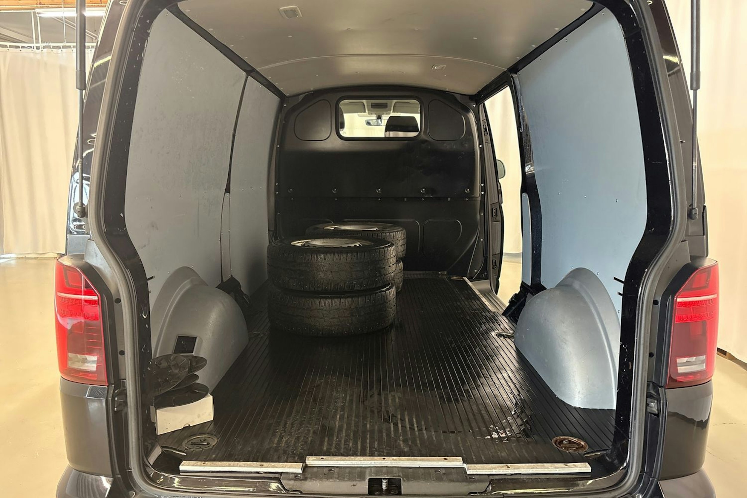 musta Volkswagen Transporter 2020 kuva 23.