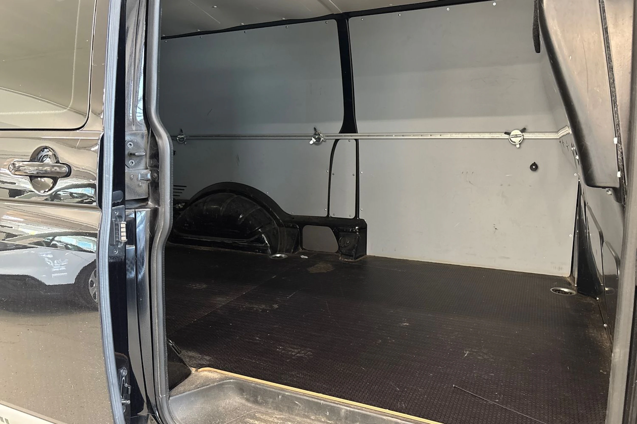 musta Volkswagen Transporter 2020 kuva 4.