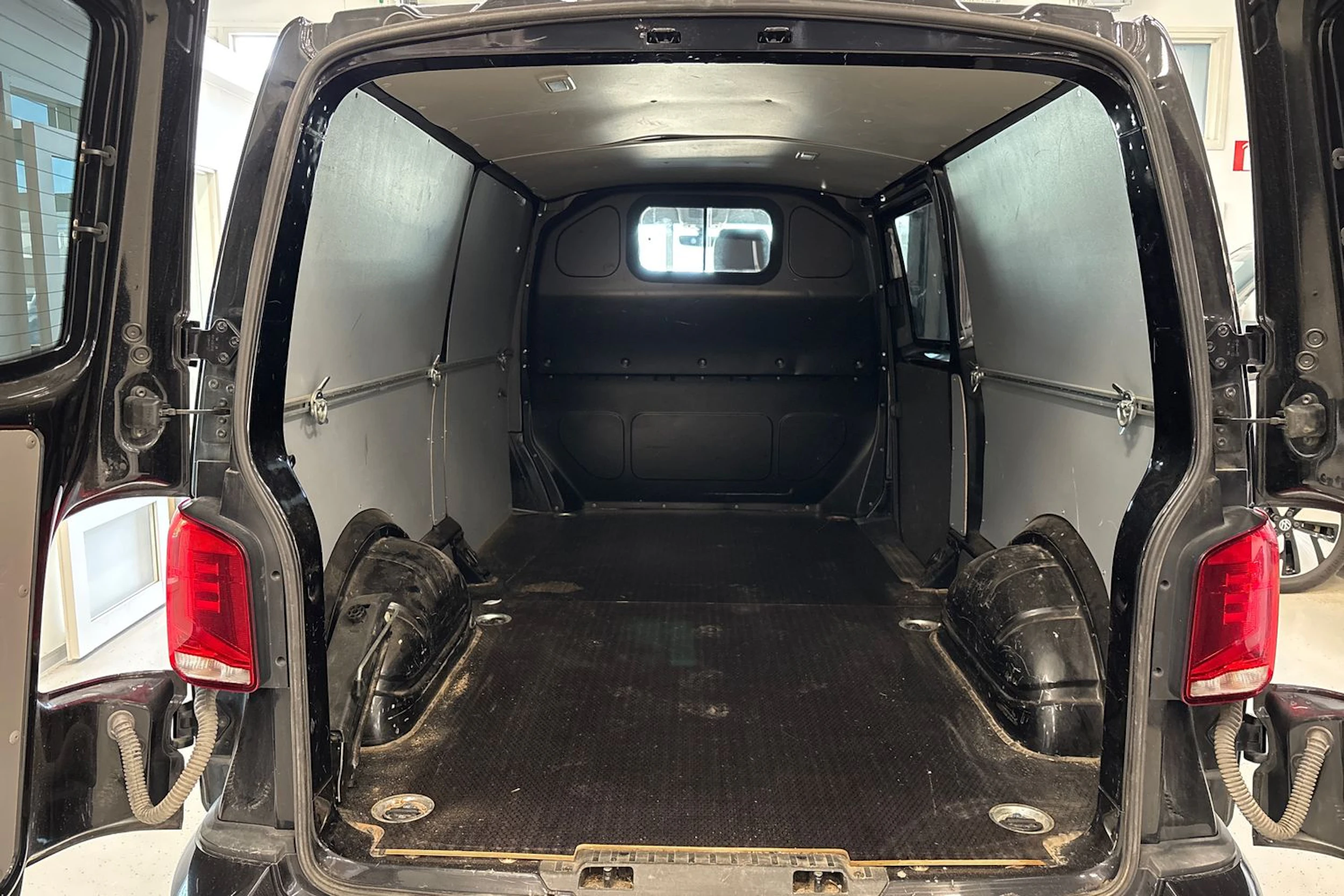 musta Volkswagen Transporter 2020 kuva 5.