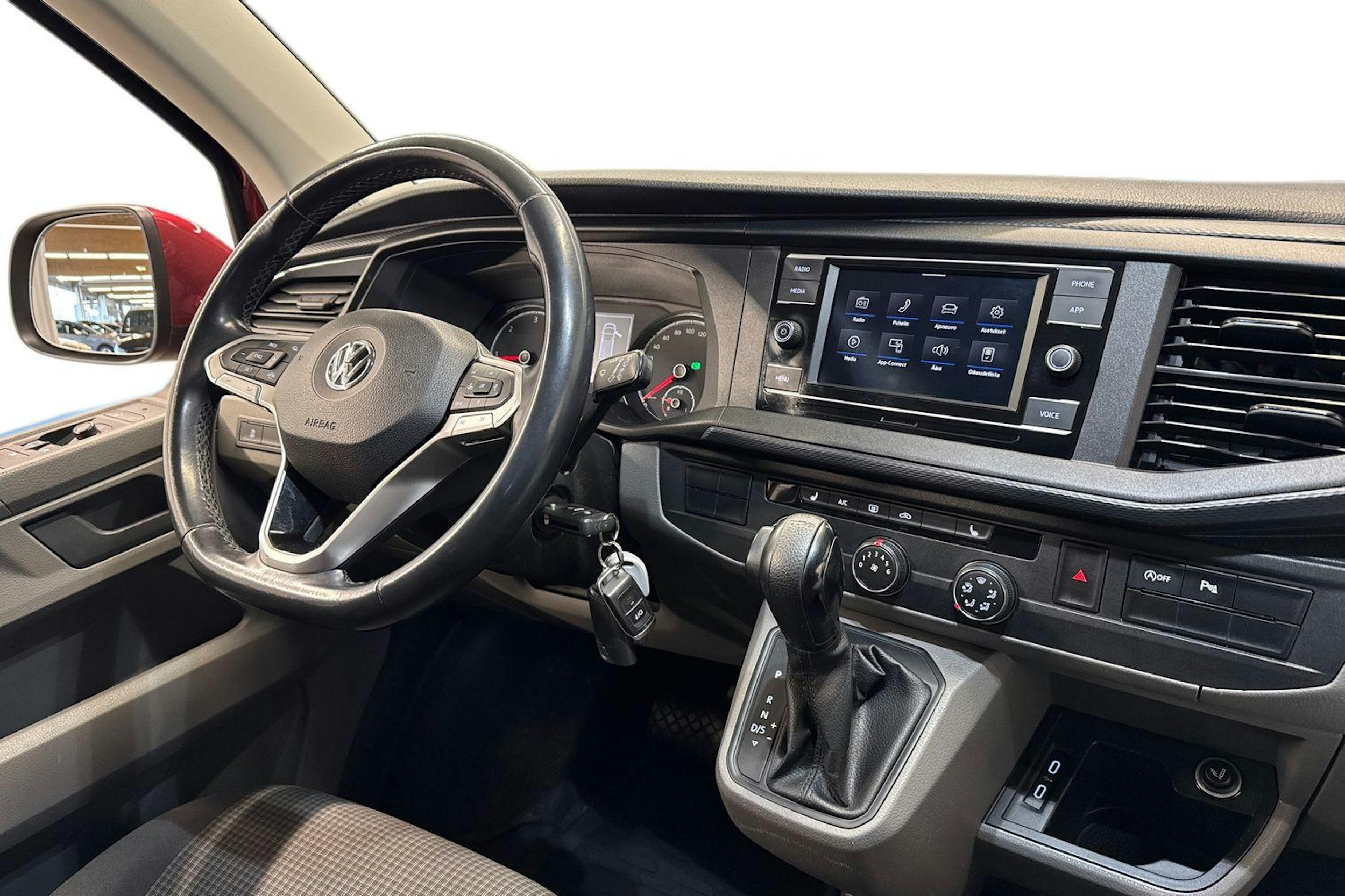 punainen Volkswagen Transporter 2020 kuva 11.