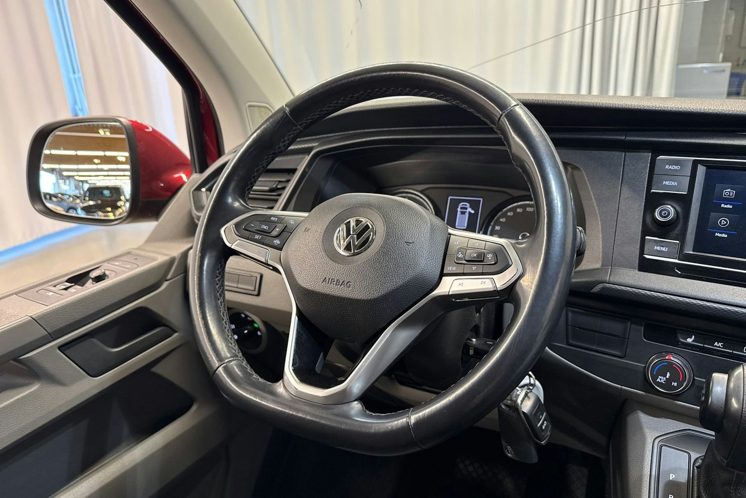 punainen Volkswagen Transporter 2020 kuva 13.