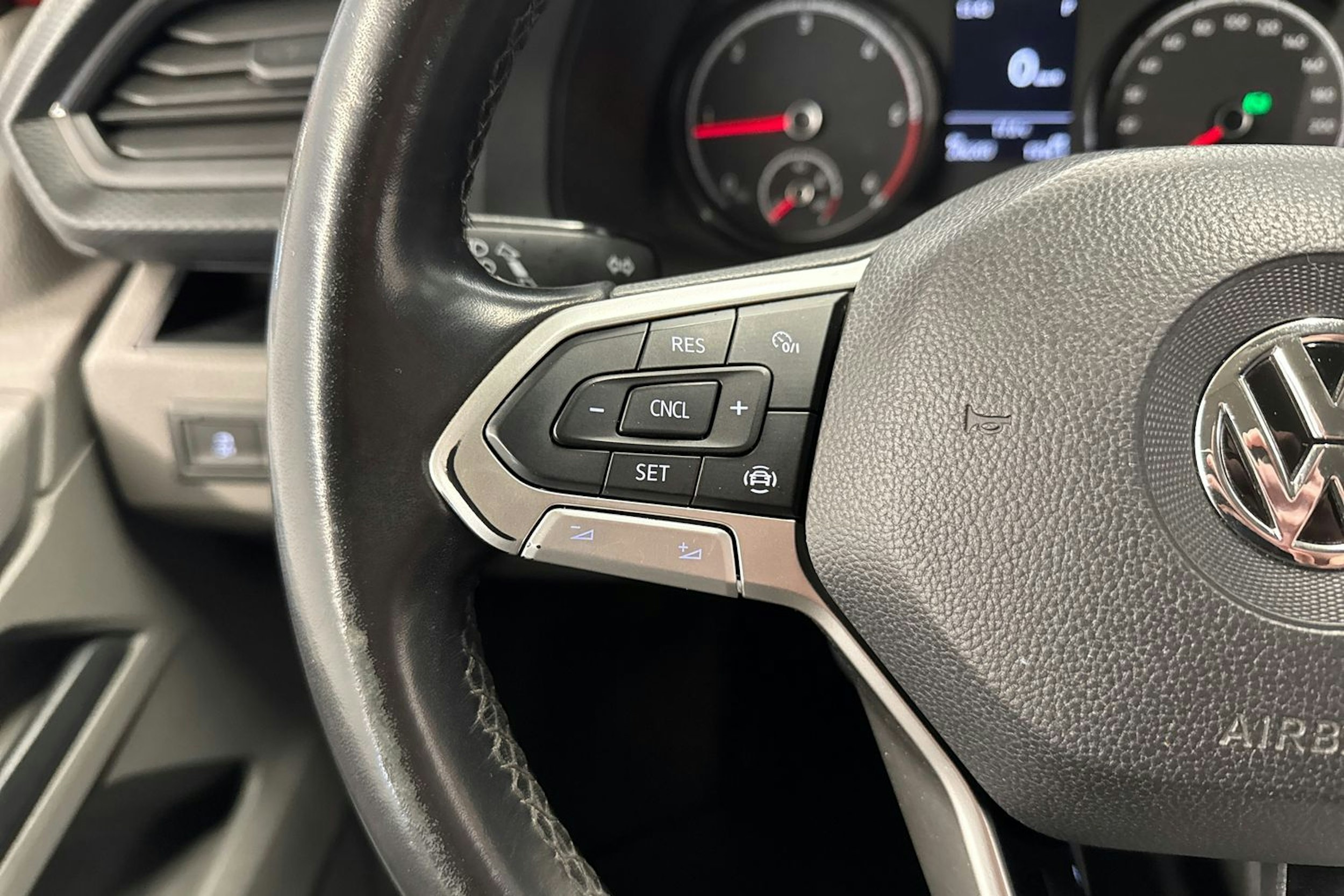 punainen Volkswagen Transporter 2020 kuva 16.