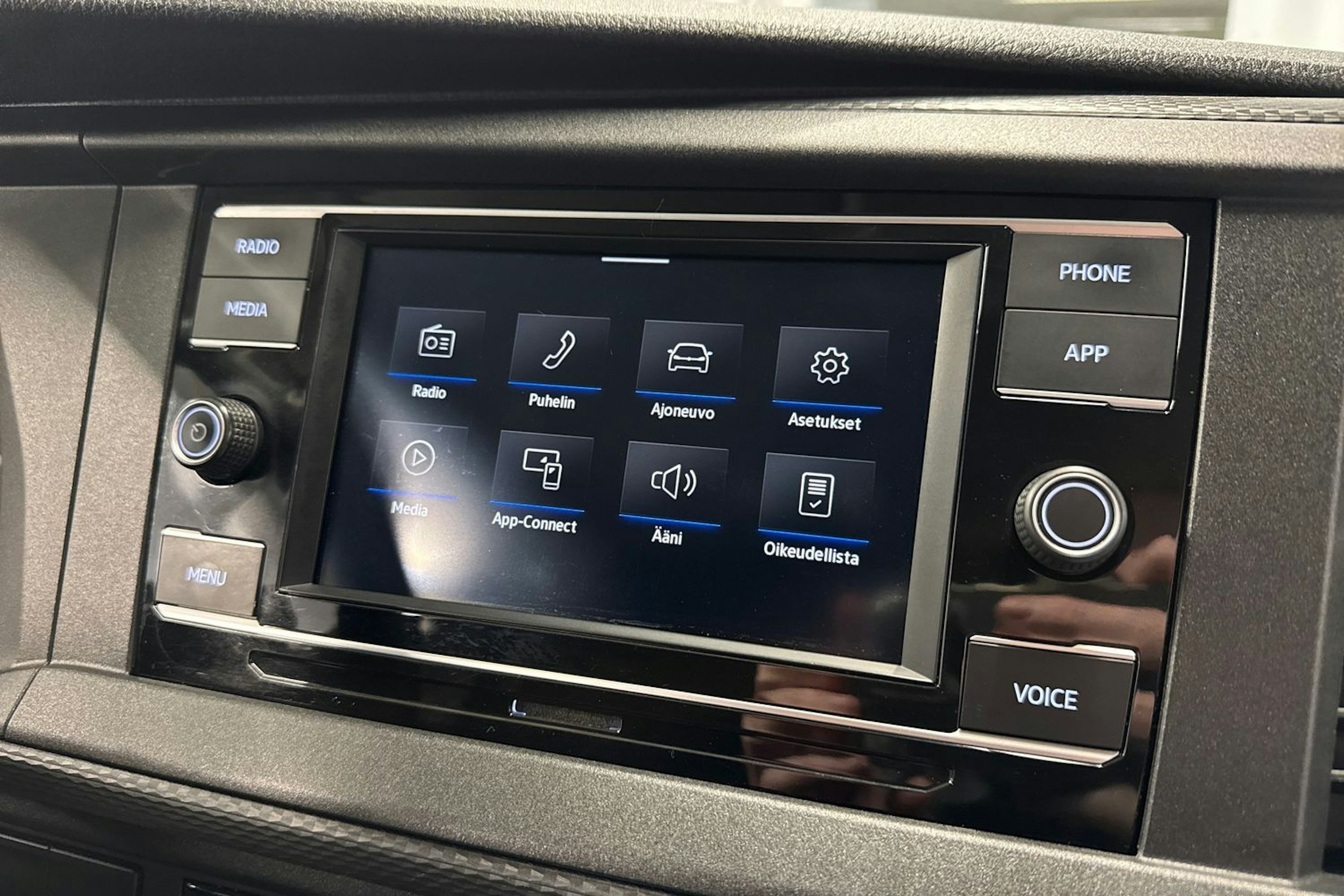 punainen Volkswagen Transporter 2020 kuva 18.