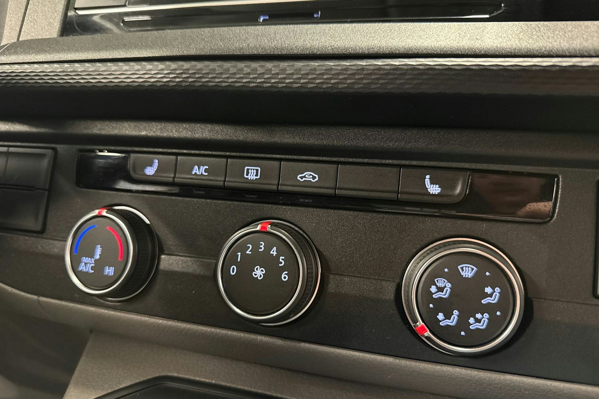 punainen Volkswagen Transporter 2020 kuva 21.