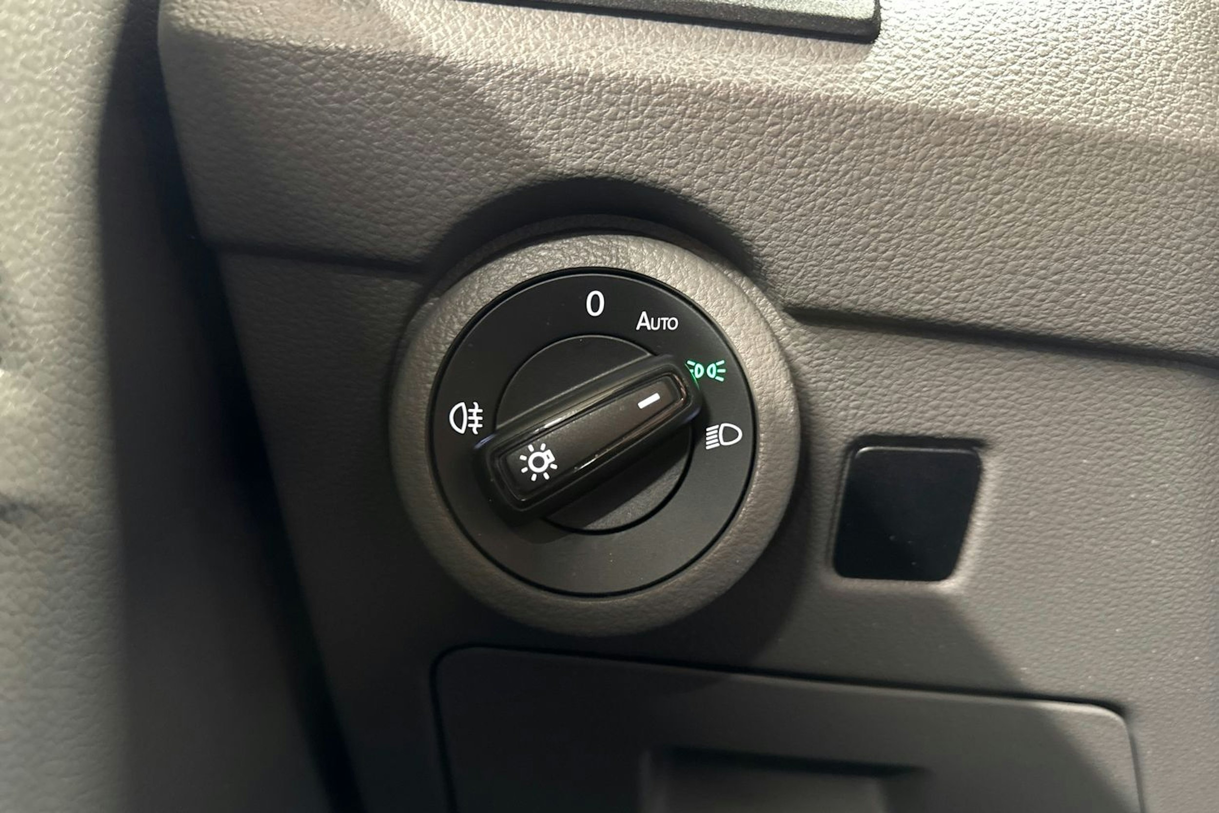 punainen Volkswagen Transporter 2020 kuva 23.