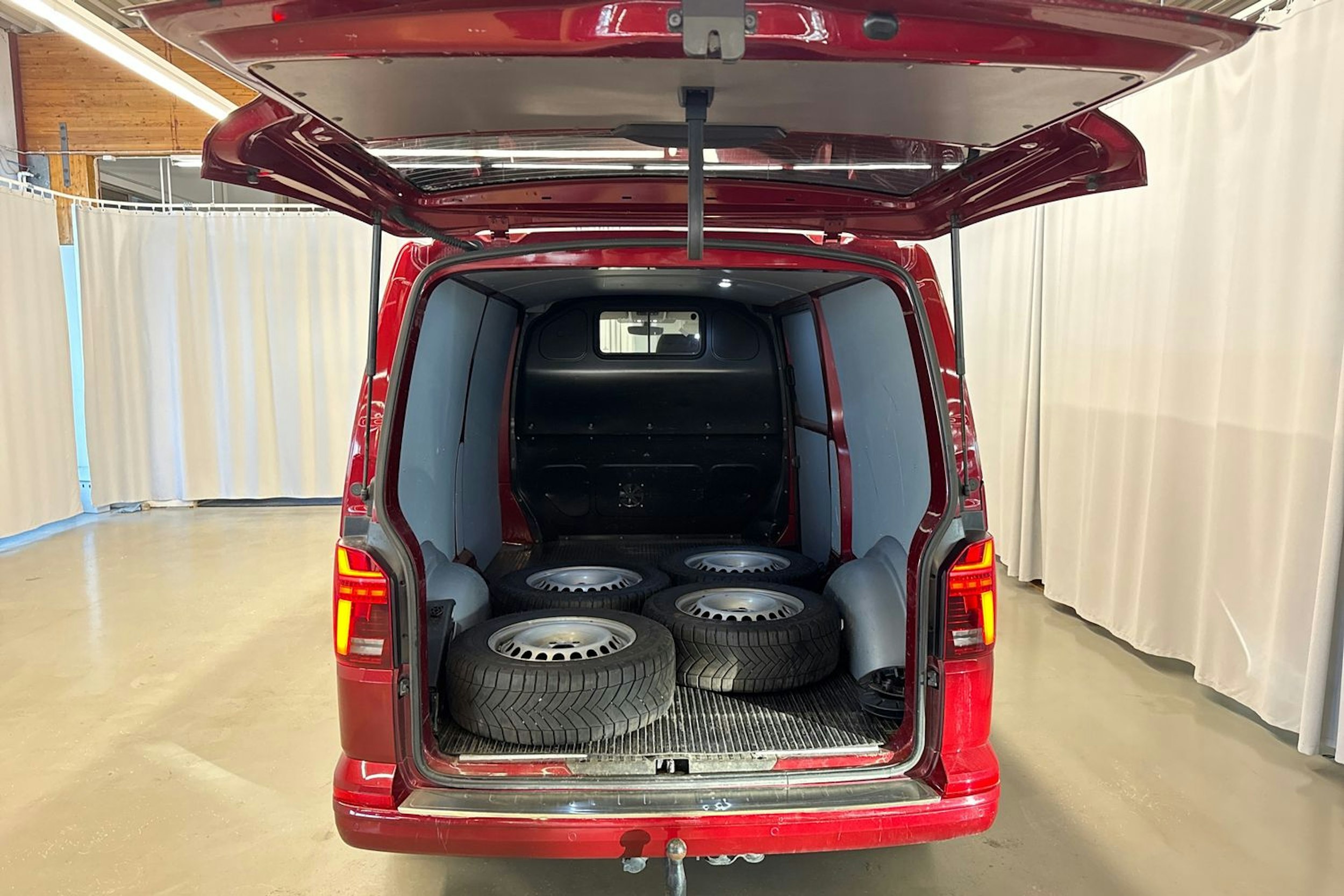 punainen Volkswagen Transporter 2020 kuva 25.