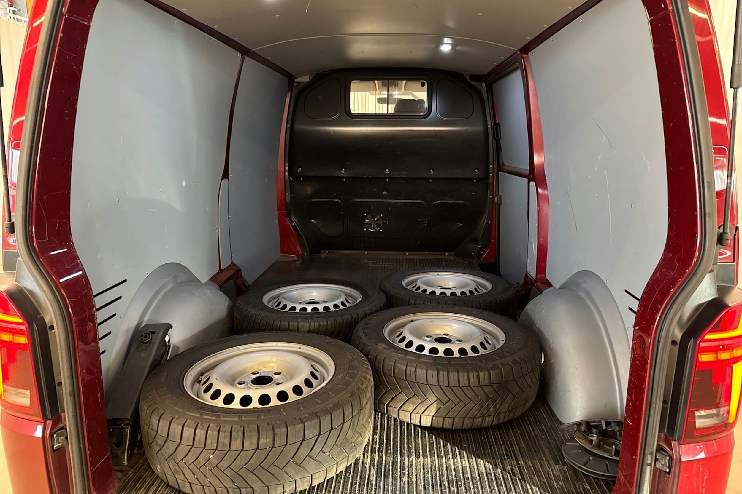 punainen Volkswagen Transporter 2020 kuva 26.