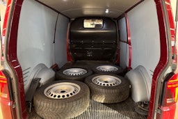 punainen Volkswagen Transporter 2020 kuva 26.