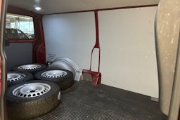 punainen Volkswagen Transporter 2020 kuva 27.