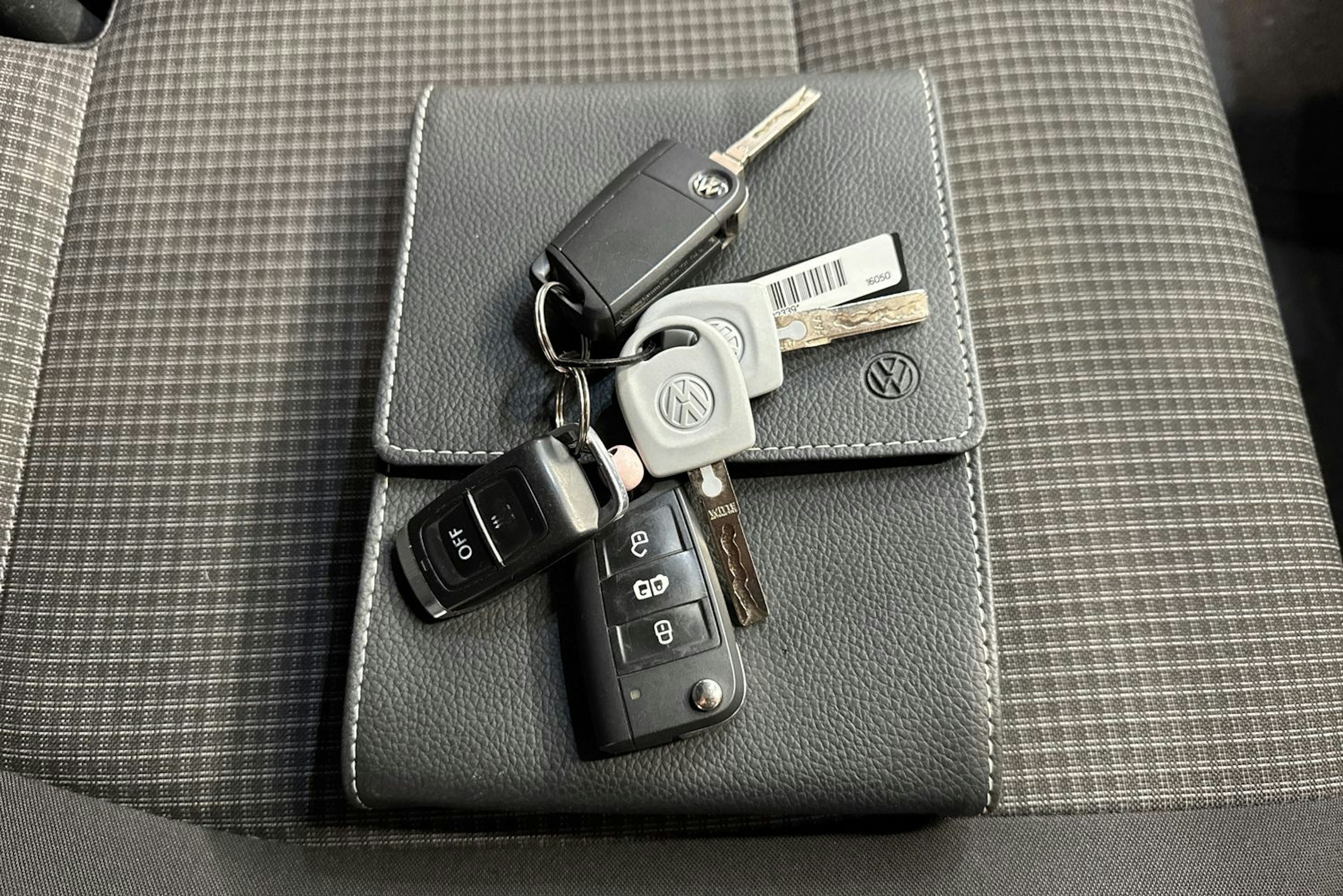 punainen Volkswagen Transporter 2020 kuva 28.